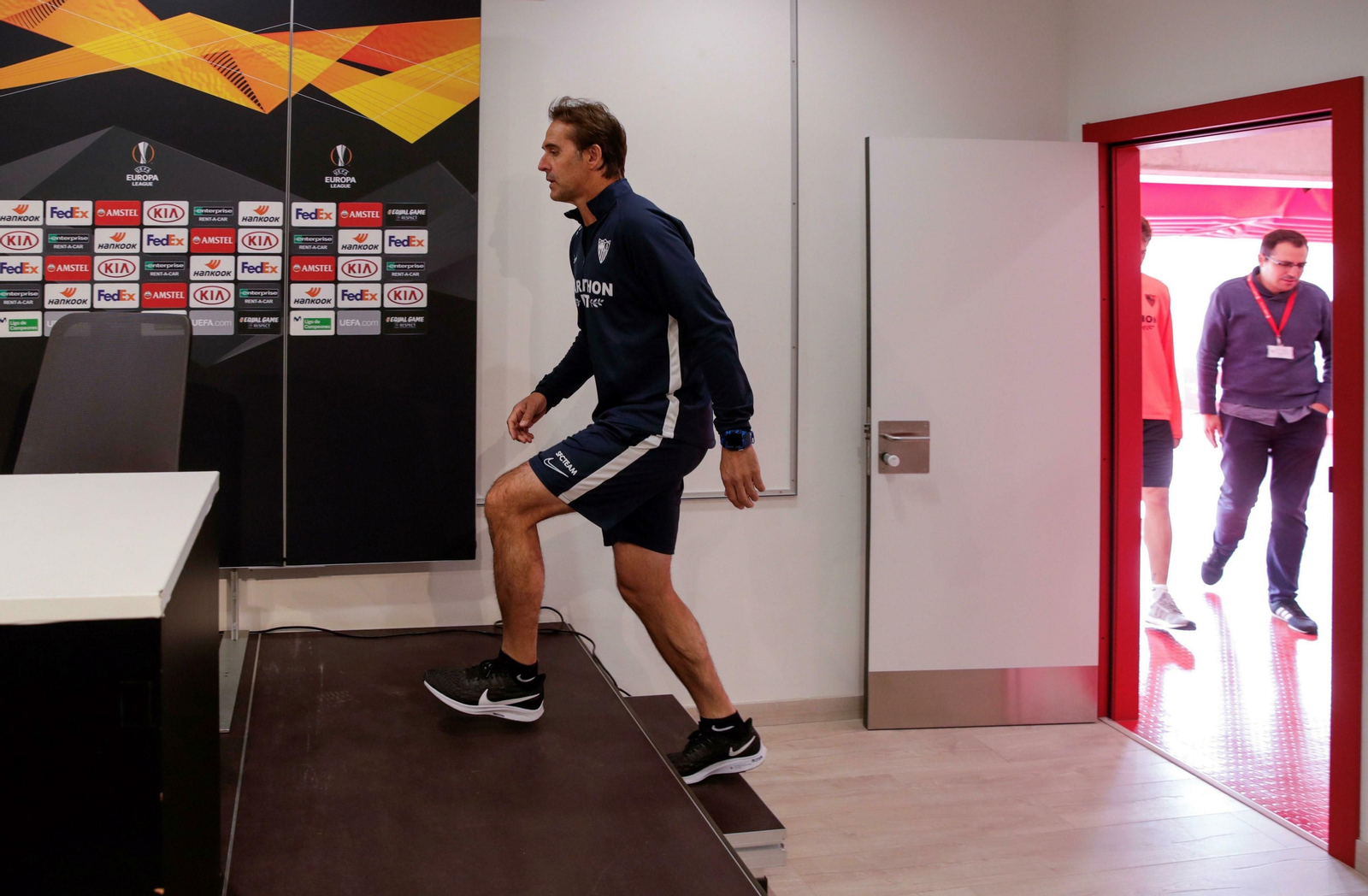 Julen Lopetegui sube a la palestra de la sala de prensa de la ciudad deportiva.