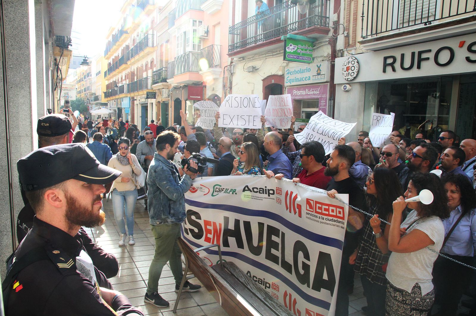 Imágenes de la concentración de funcionarios de prisión ante la subdelegación del Gobierno