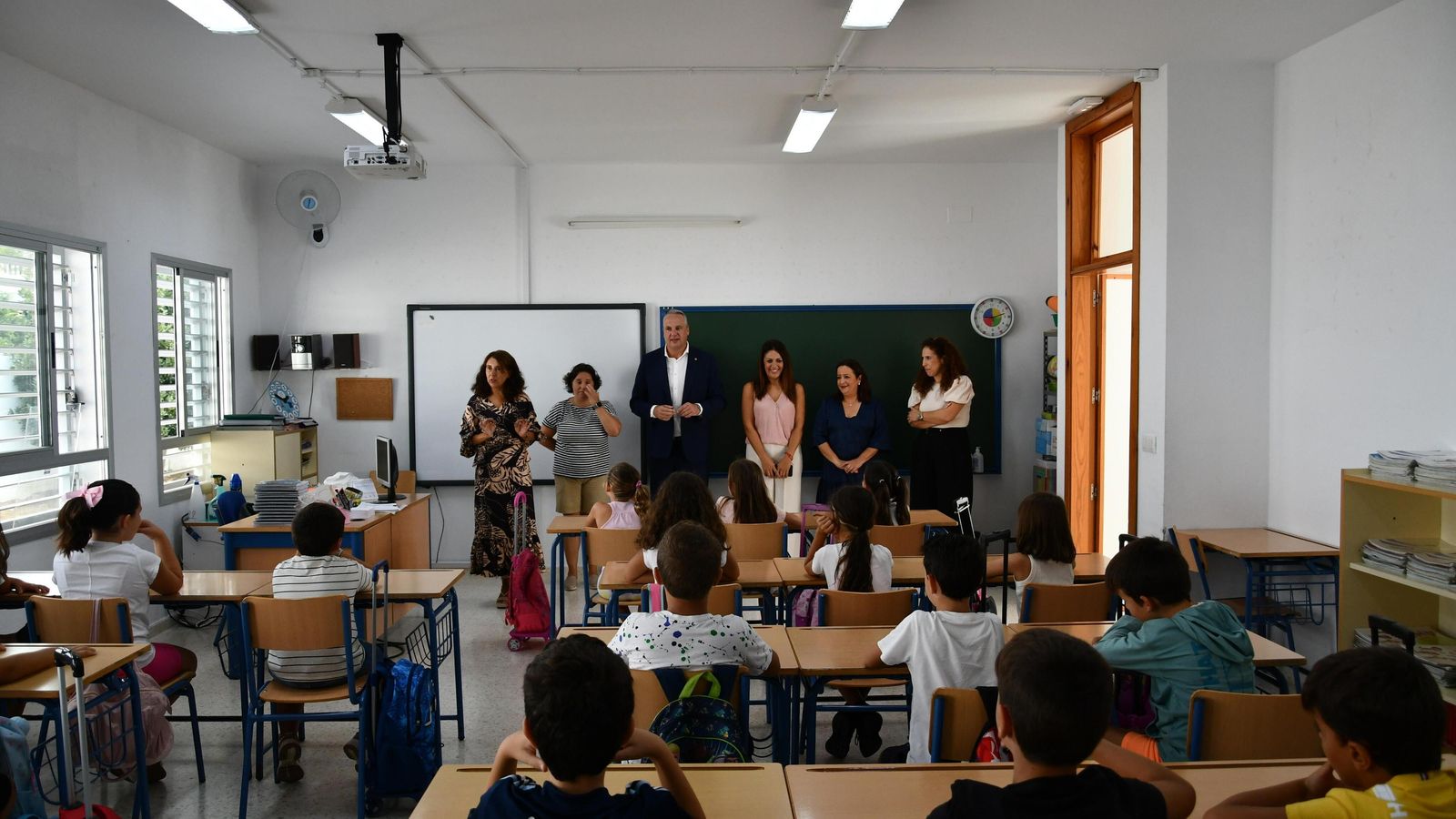El alcade de San Roque en uno de los centros educativos que ha visitado.