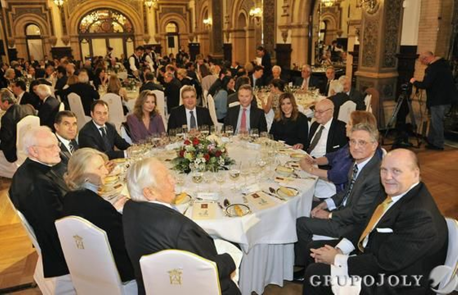 Manuel Olivencia, Guadalupe Ternero, el cardenal Carlos Amigo, Lorenzo del Río, José María Moriche, Marita Rufino, Juan Ignacio Zoido, José Joly, Susana Díaz, Manuel Clavero, Concha Yoldi, Luis Rojas Marcos y José Moya. / Reportaje gráfico: Antonio Pizarro, Juan Carlos Muñoz y Juan Carlos Vázquez