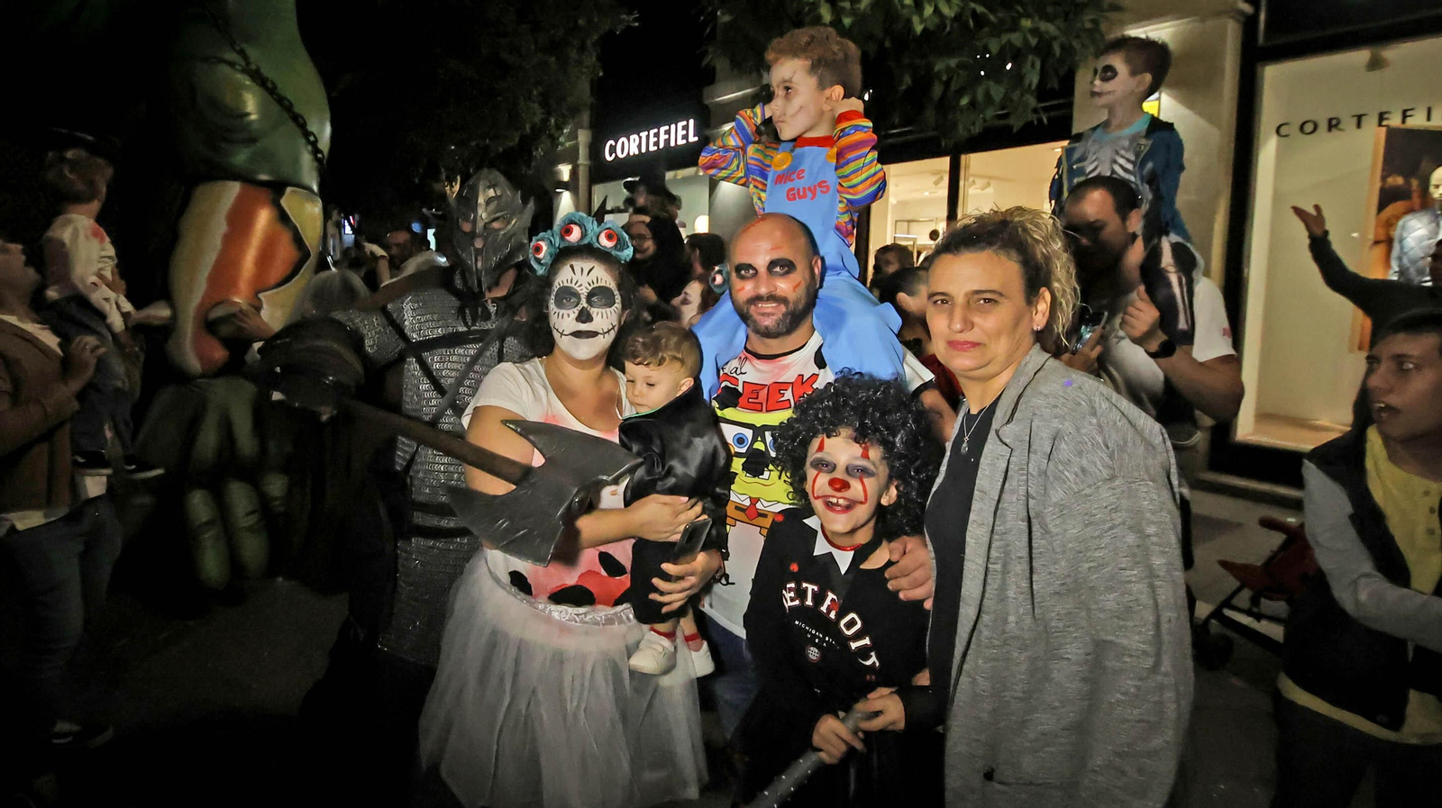 El desfile de Halloween llena las calles de Jerez