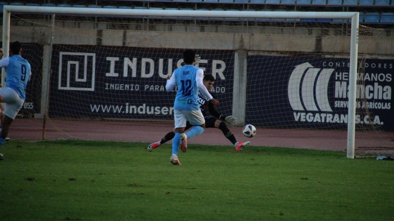 Parada con el pie del portero del YEclano a tiro de Juancho.