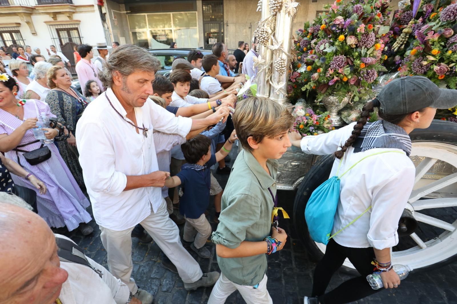 La Hermandad del Rocío de Jerez, entrando en la ciudad en su regreso