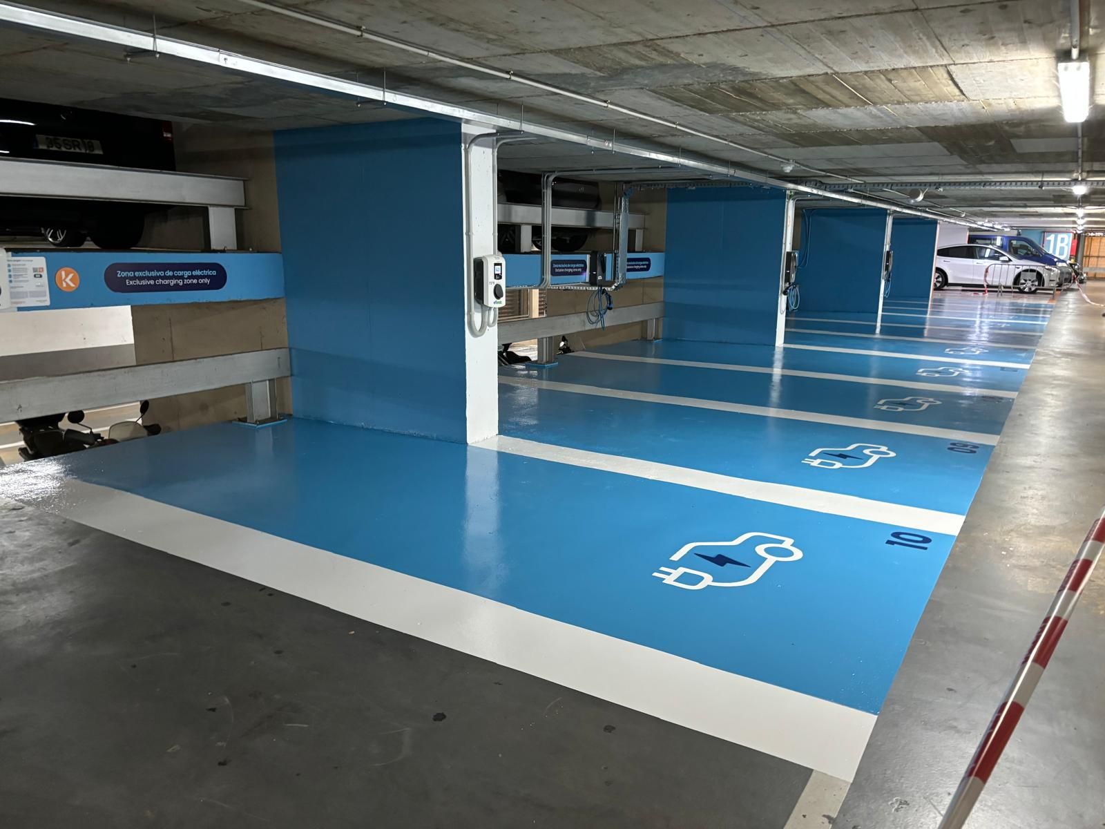 Plazas con cargadores eléctrico en el Mercado del Carmen de Huelva.