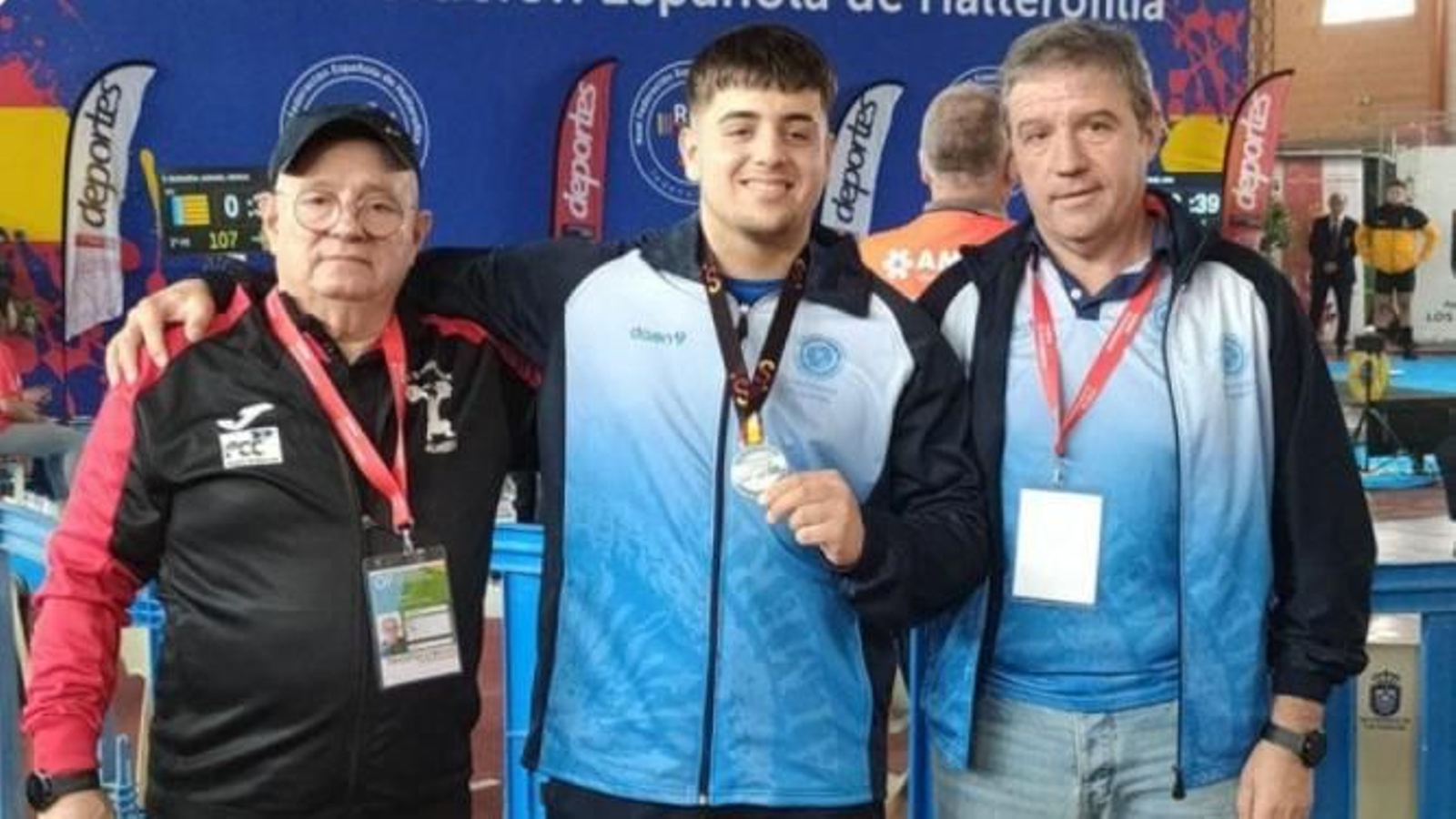 Dani Campos posa con la medalla de plata lograda en los Campeonatos de España Universitarios.