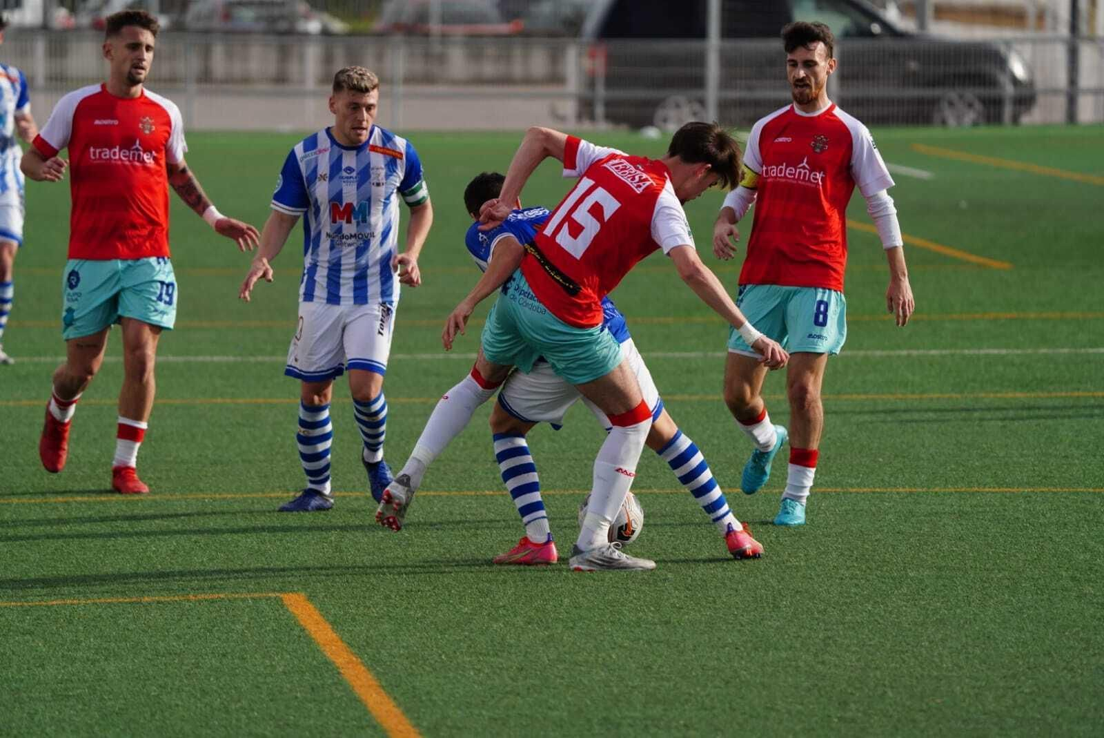 Josema agarra a Antonio Jesús en presencia de Juanjo, autor del empate.