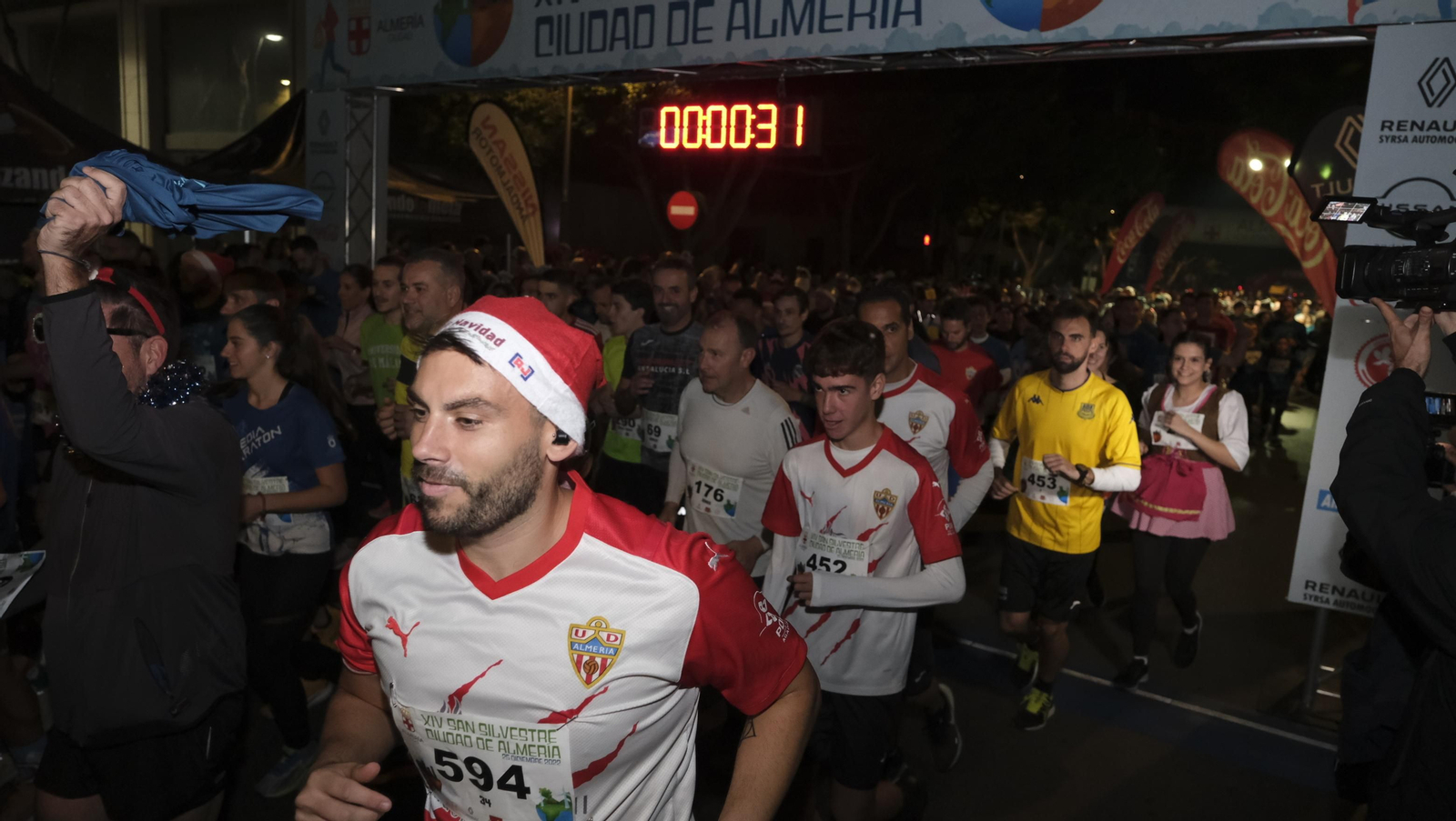 Imágenes de la XIV edición de la San Silvestre de Almería