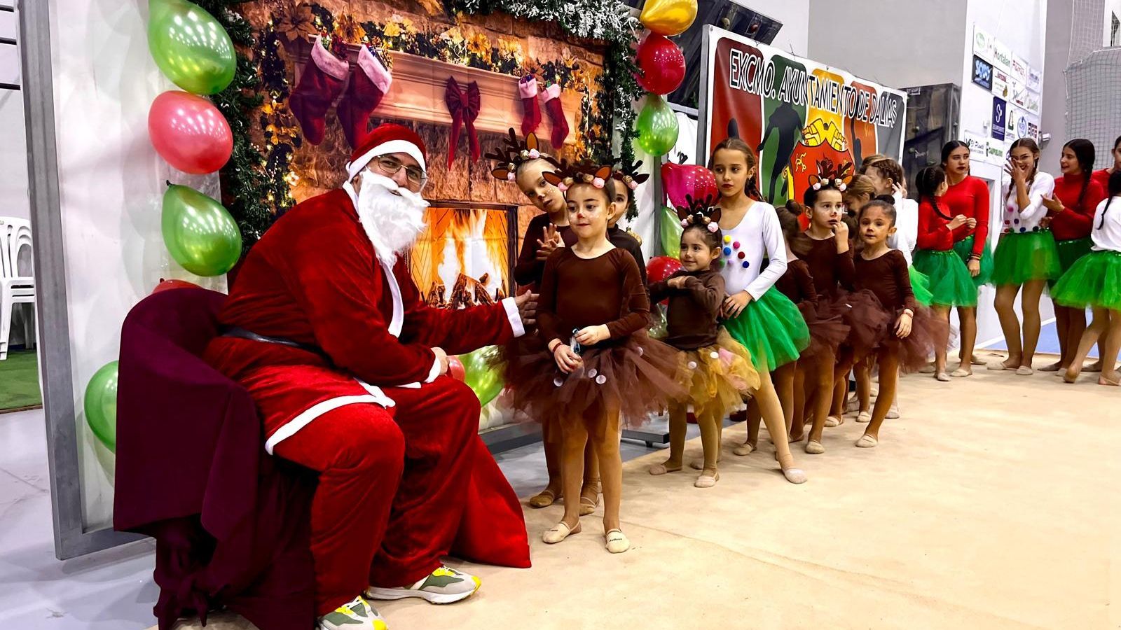 Papa Noel estuvo presente en el Pabellón de Deportes de Dalías para acompañar a los más jóvenes.