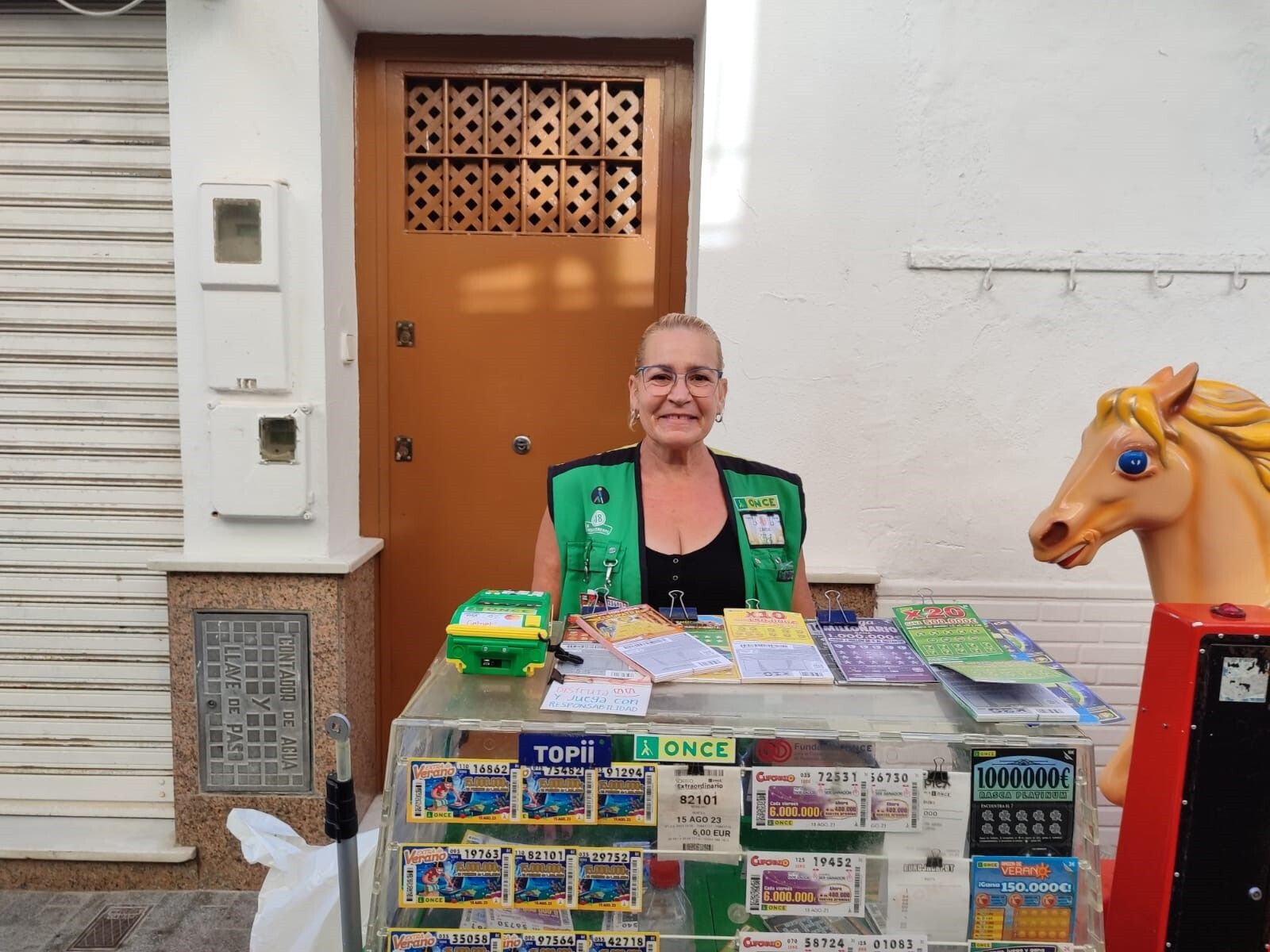 Zaida Toledo, en su punto de venta en Chipiona.