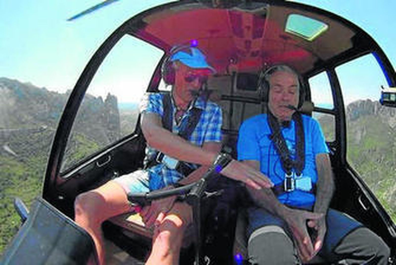 Jesús Calleja y un vecino, a bordo del helicóptero de 'Volando voy'.