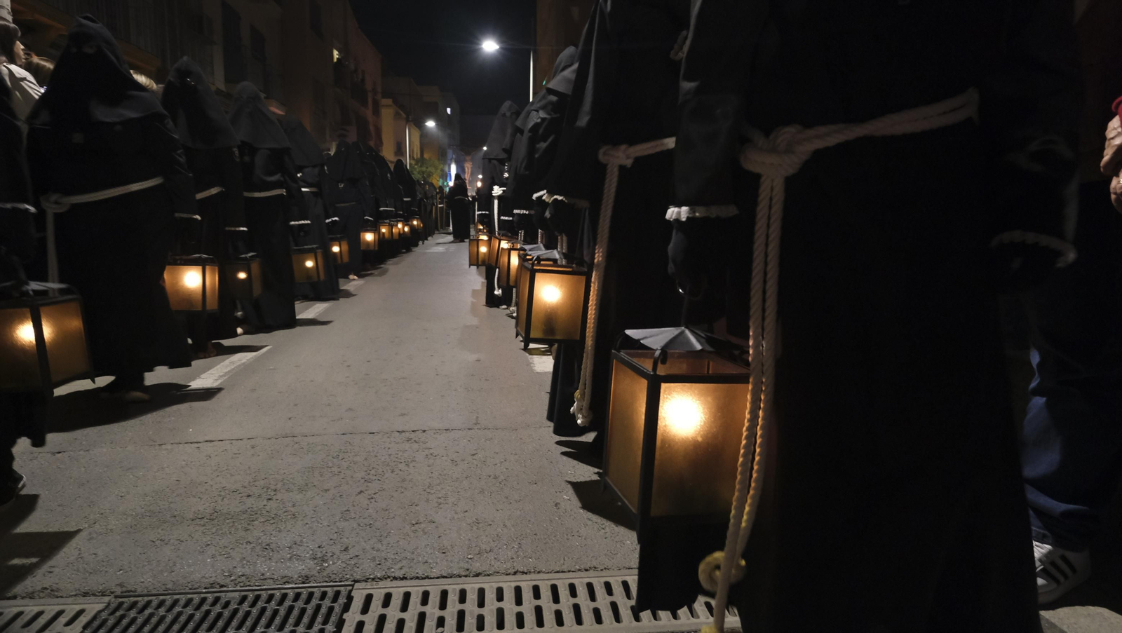 Procesión del Perdón en Almería, en imágenes