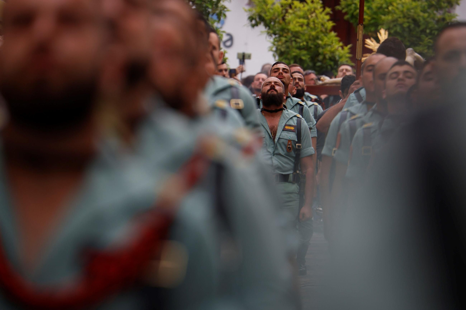 El vía crucis de la Caridad con la Legión en el Viernes Santo de Córdoba, en imágenes