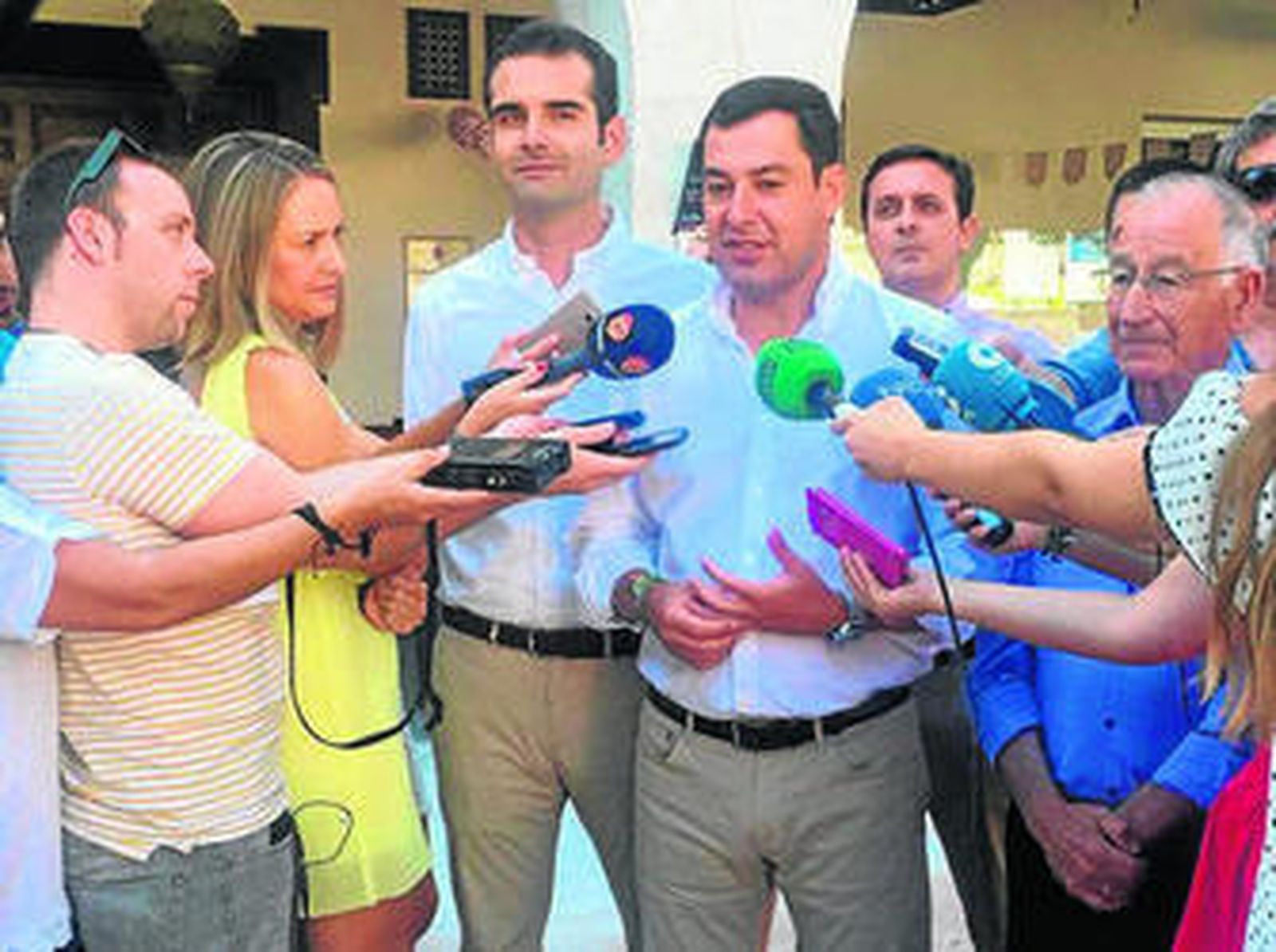 Juanma Moreno recorrió la feria con los dirigentes del PP almeriense.