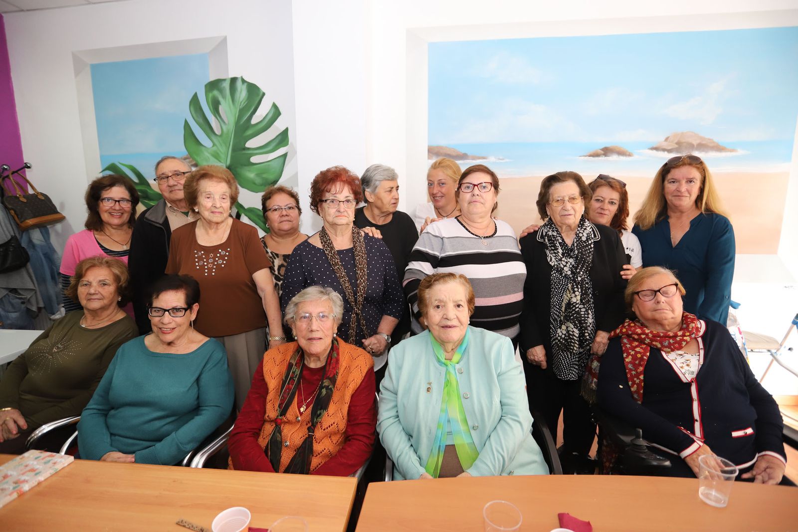 Foto de familia de usuarios y colaboradores, en la sede de Anumayores.
