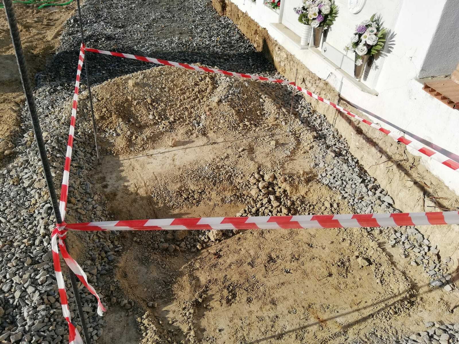 Zona del cementerio de Castilleja del Campo donde aparecieron los restos humanos