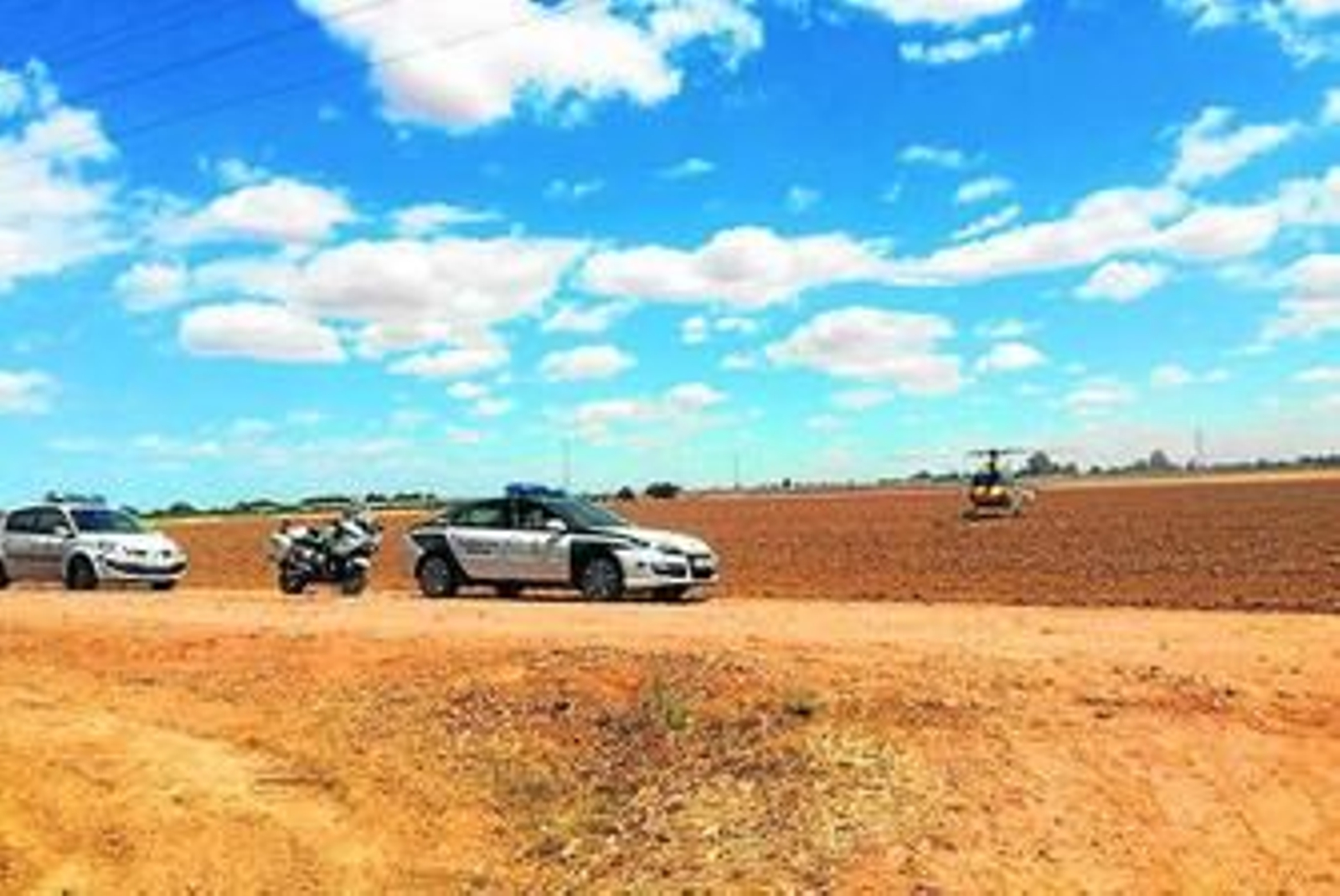 Vehículos de la Guardia Civil y un helicóptero de Tráfico en el siniestro.