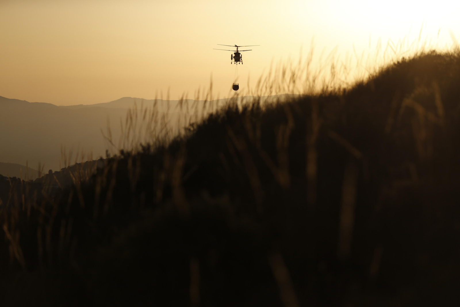 Uno de los helicópteros trabajando en las tareas de extinción del incendio de Canillas de Albaida.