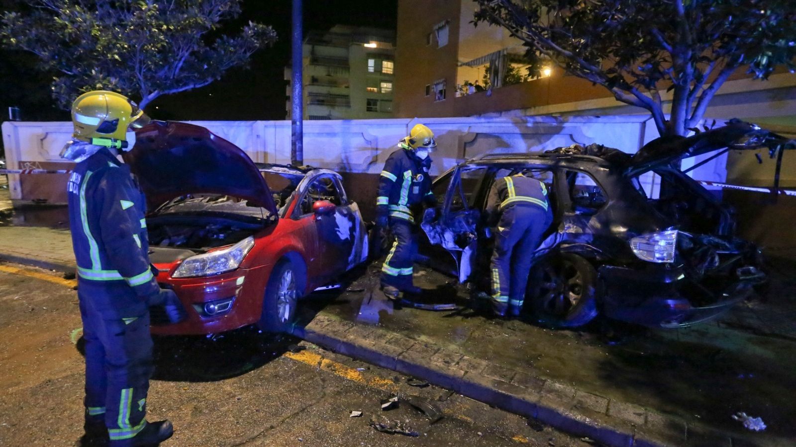 Bomberos en el lugar del accidente.