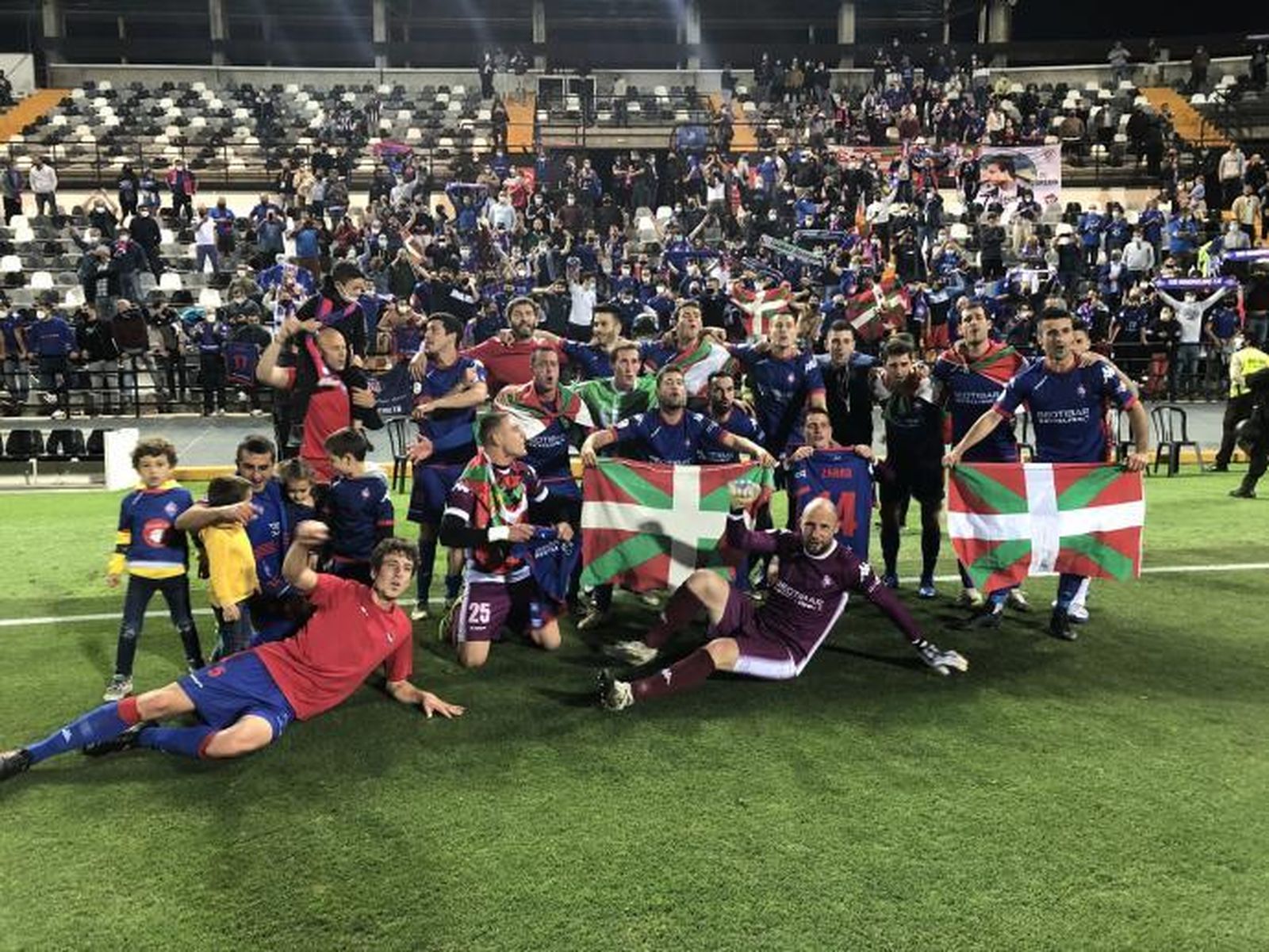 El Amorebieta celebra su ascenso a Segunda en el césped del Nuevo Vivero