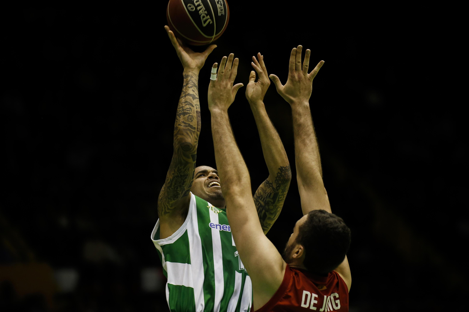 Schilb, ante el zaragocista De Jong.