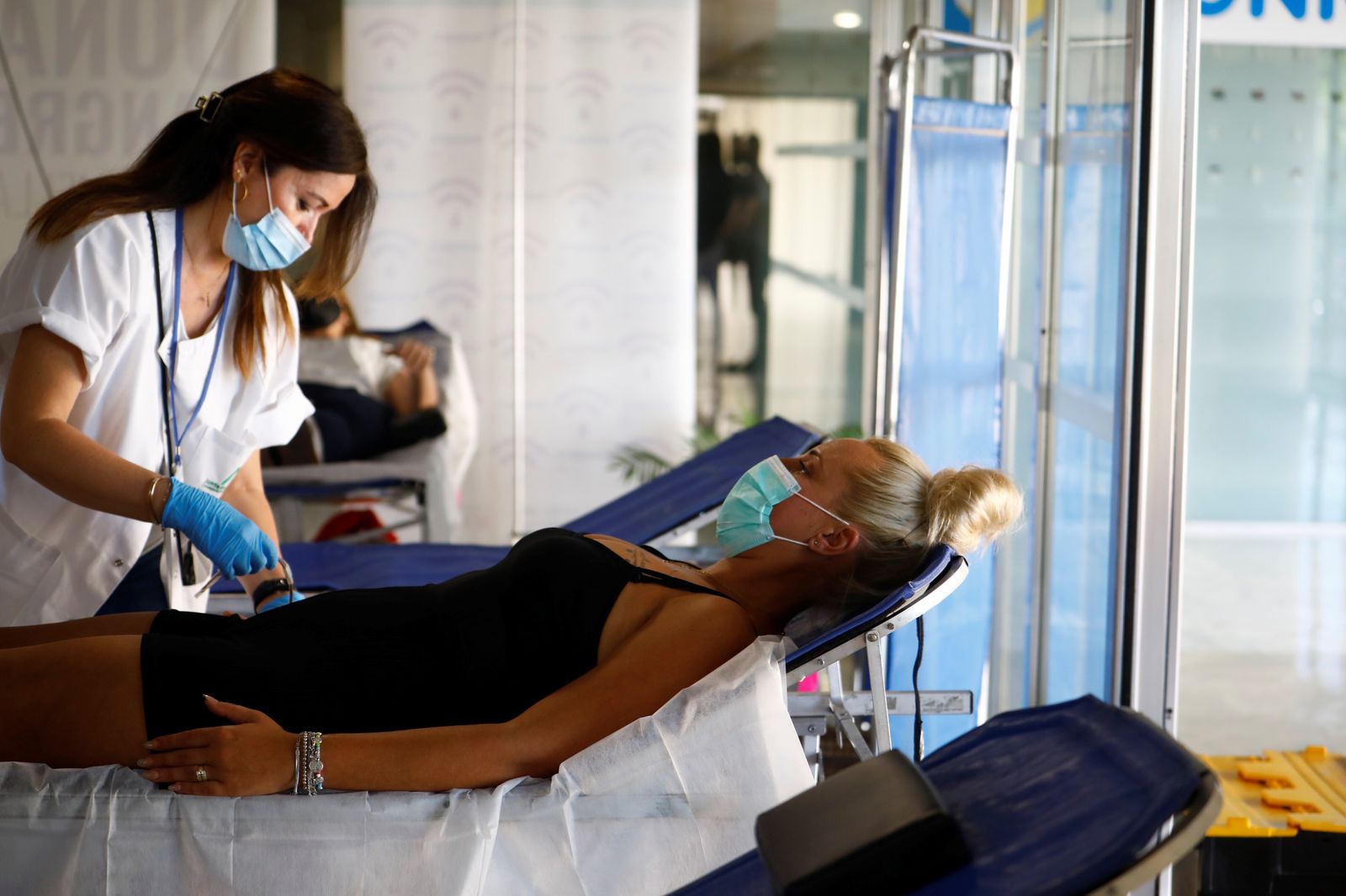 Una enfermera prepara a una mujer para una donación de sangre en una colecta realizada en el Reina Sofía.