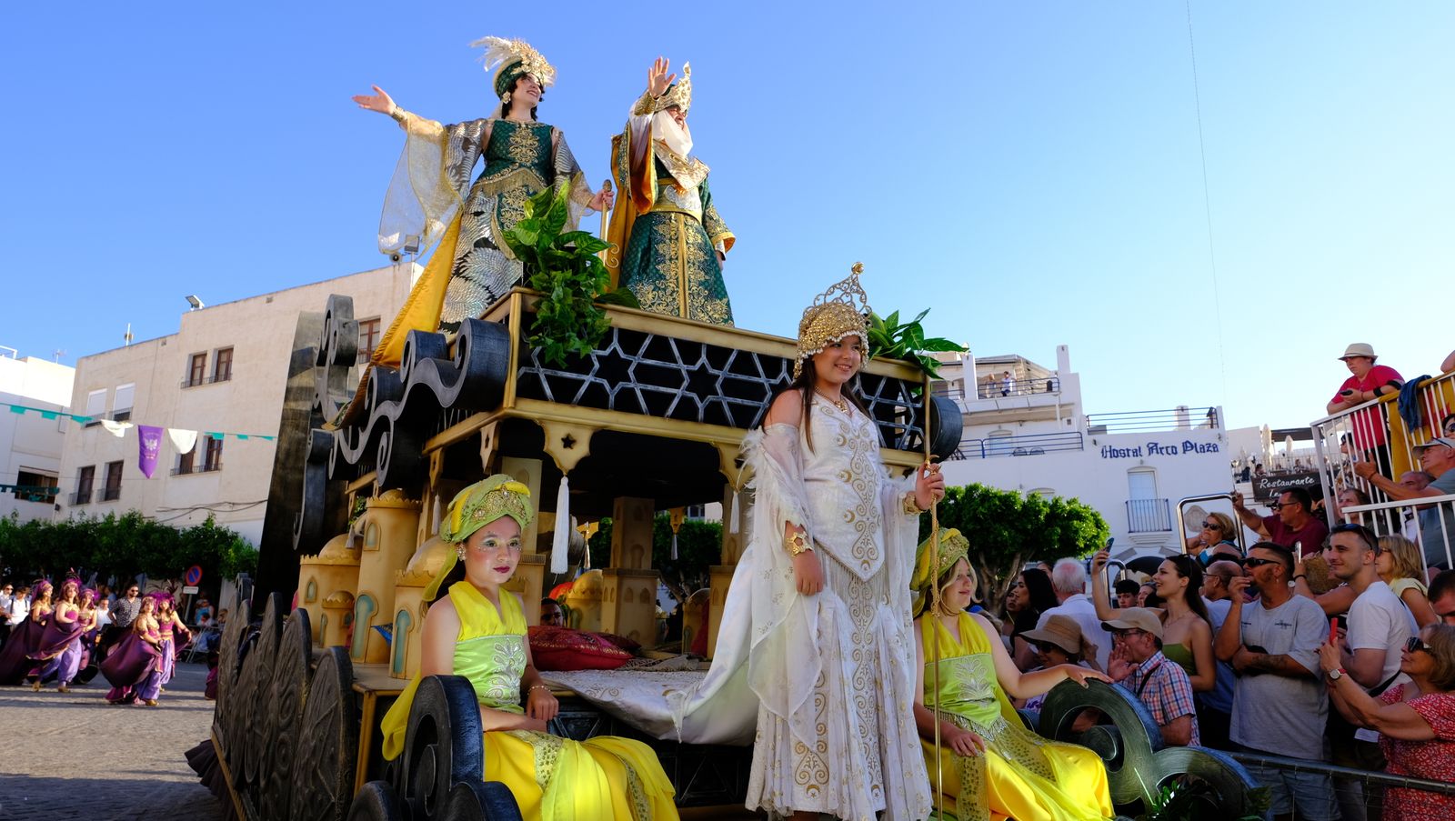El espectacular desfile de Moros y Cristianos de Mojácar, en imágenes