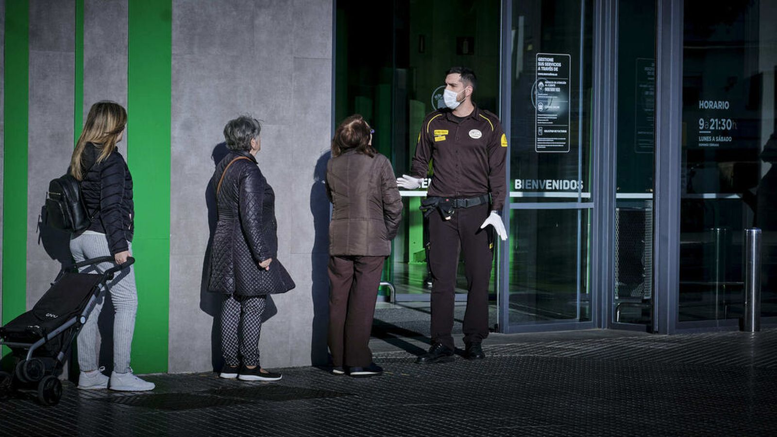 Un vigilante controla el paso a uno de los supermercados este lunes en Cádiz.
