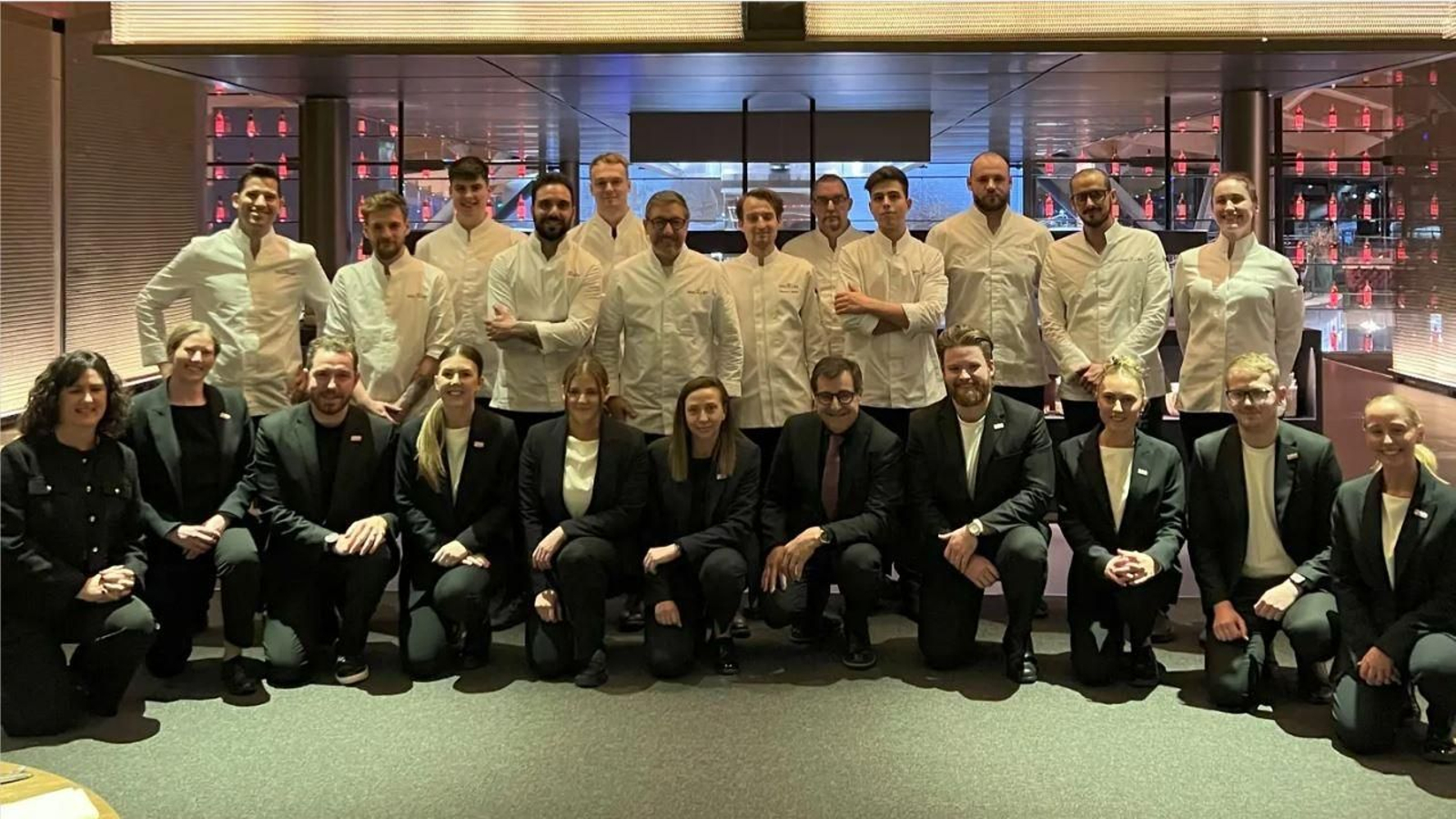 Los hermanos Roca, con el equipo de TimeSpirit, su restaurante en Escocia.