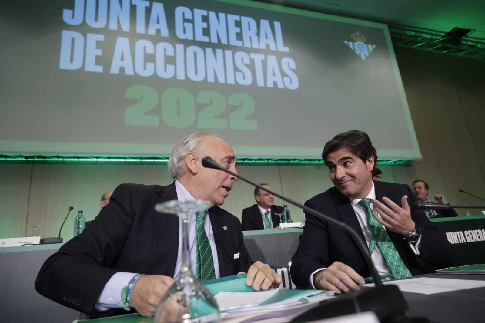 Haro dialoga con el consejero Carlos González de Castro.