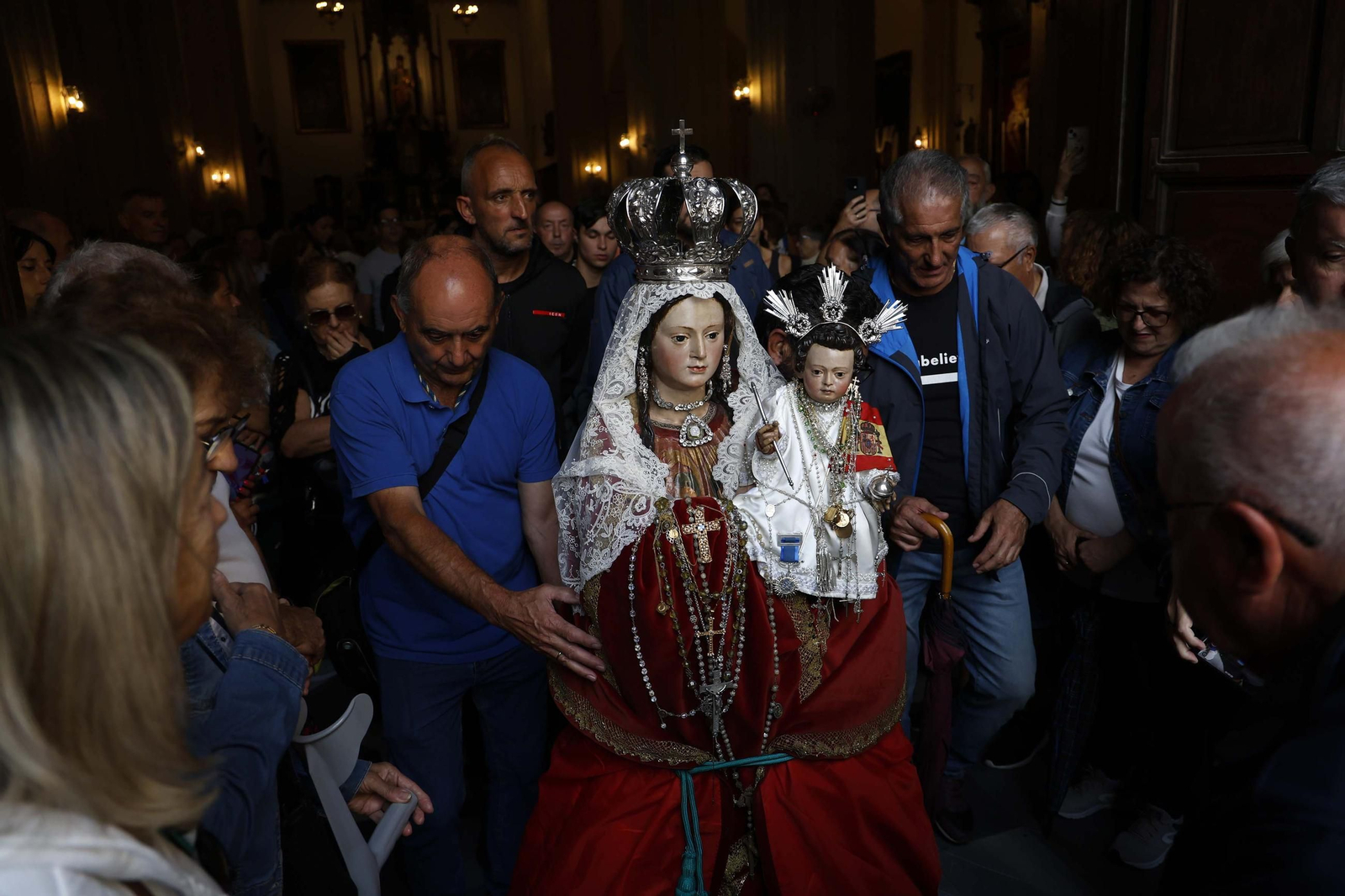 La Virgen de la Luz, patrona de Tarifa, regresa a su santuario entre el fervor y la lluvia