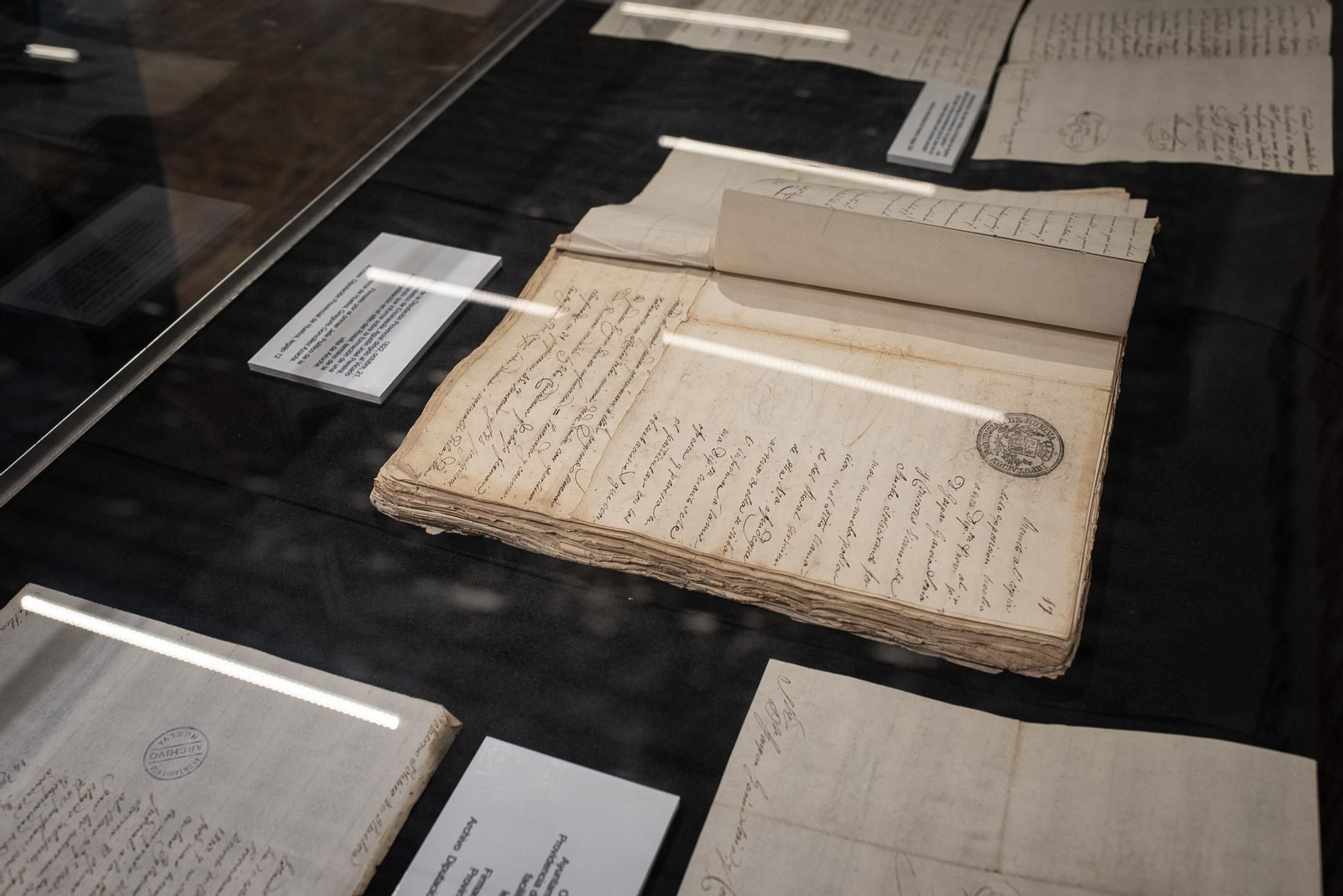 Imágenes de la inauguración de la exposición "200 años construyendo provincia"