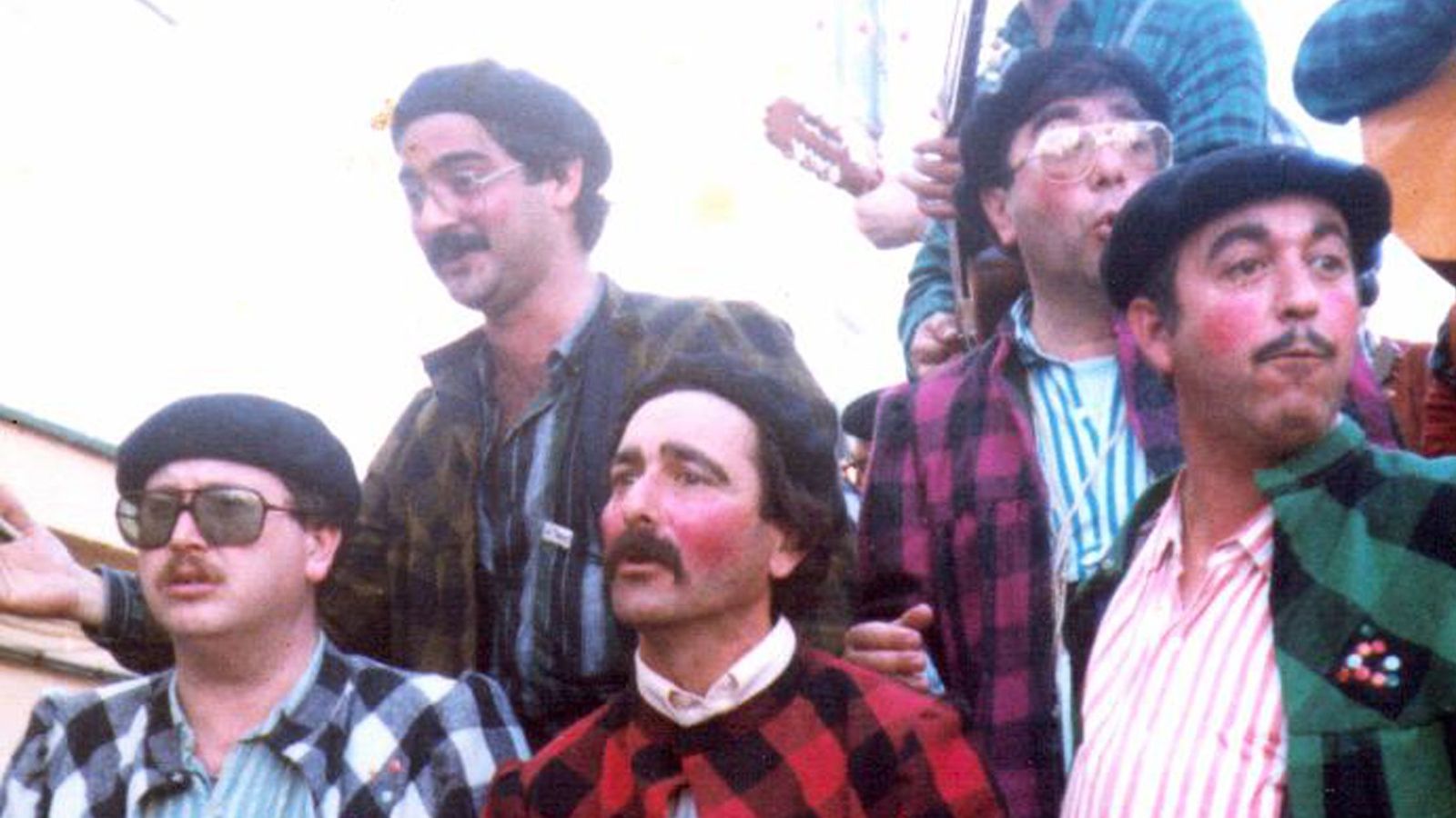 En la fila superior (izquierda) con el coro ‘Cuarenta en bastos’.