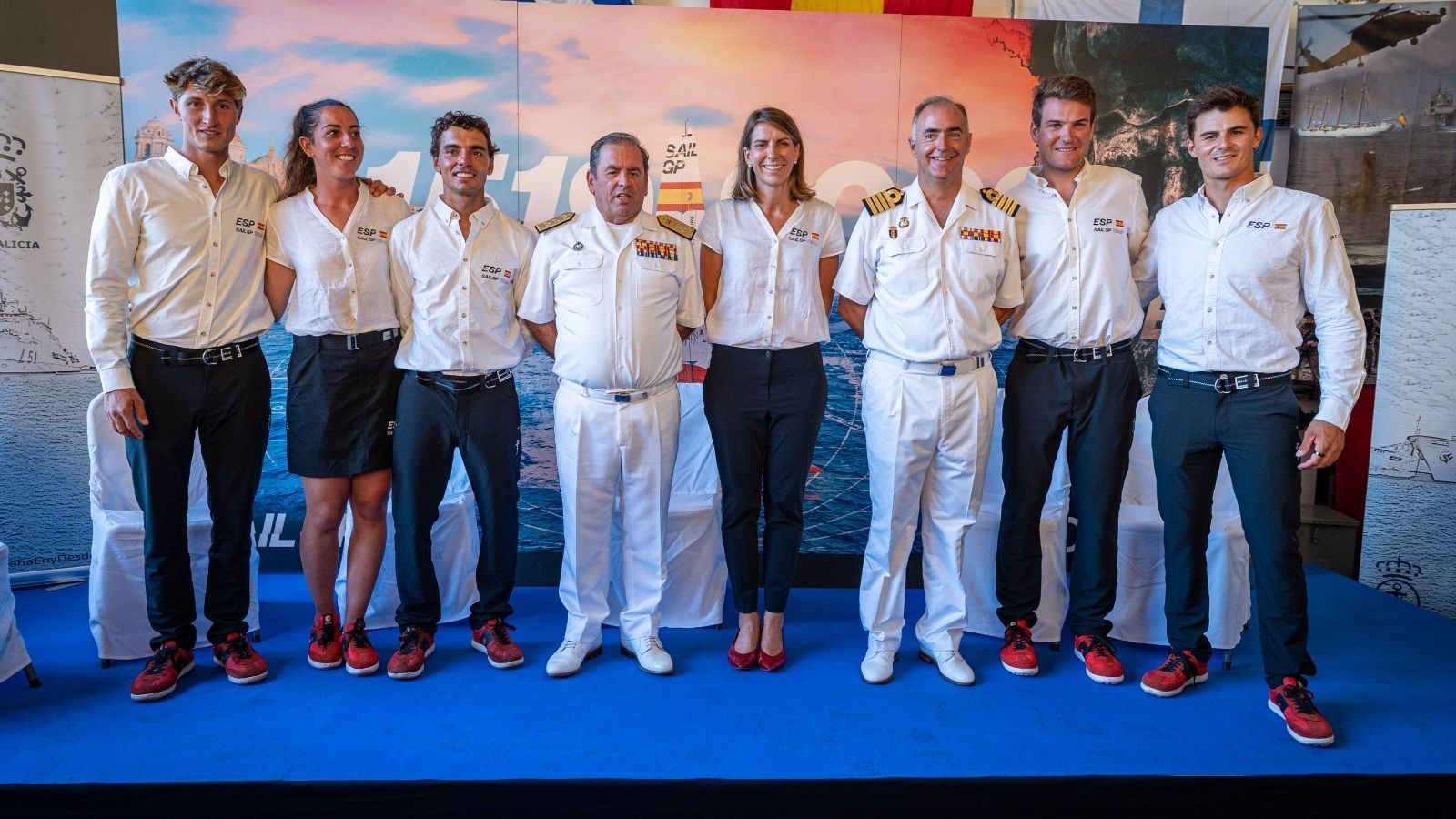 El equipo español con las autoridades de la Armada.