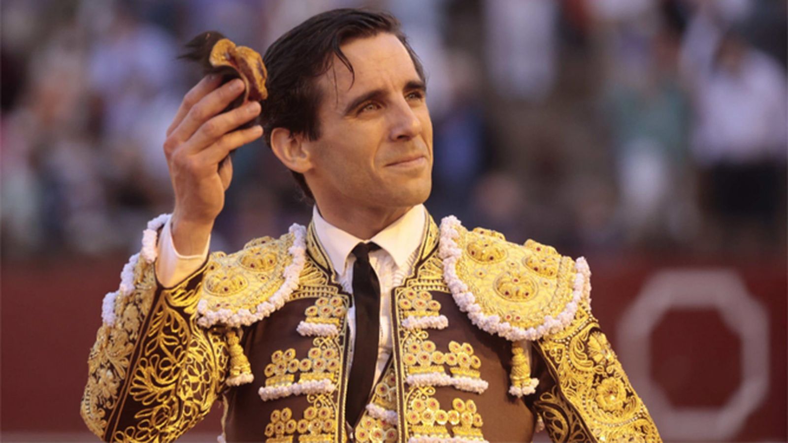 Juan Ortega luce la oreja cortada al último toro de la tarde.