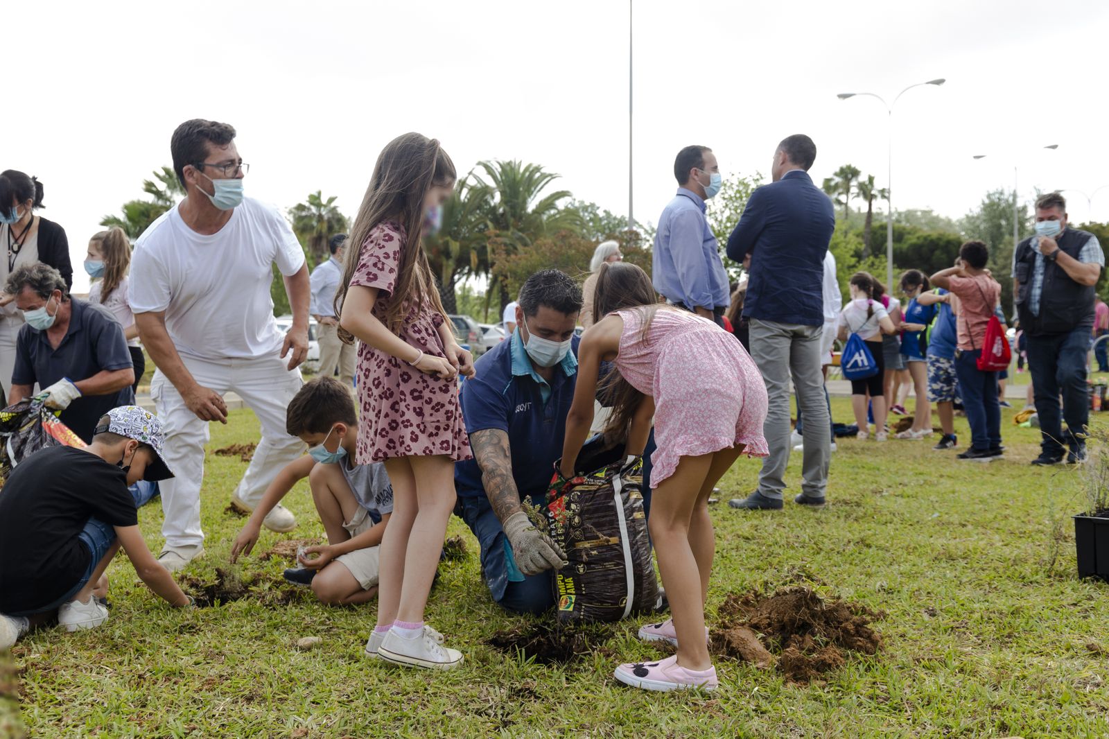 Plantación de árboles en el jardín del hospital Juan Ramón Jiménez.