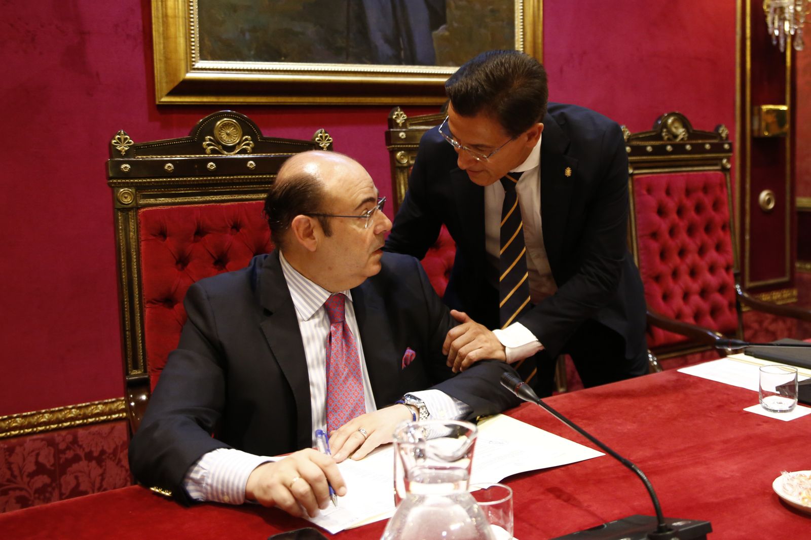 Sebastián Pérez y Luis Salvador, en uno de los momentos del pleno de organización.