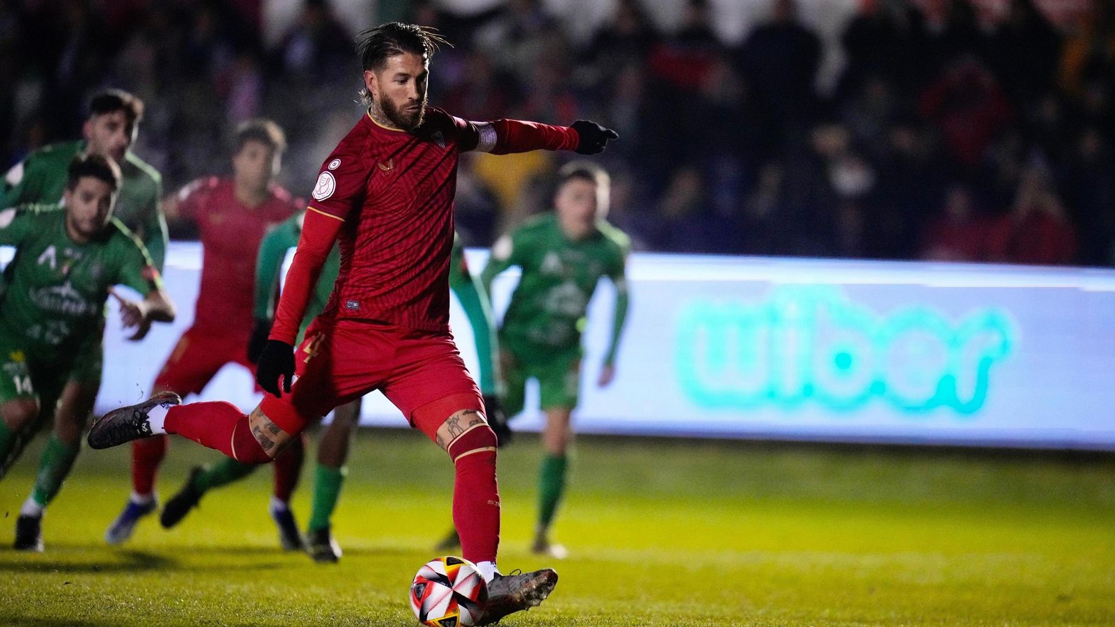 Sergio Ramos lanza el penalti que ha dado el 0-1 al Sevilla.