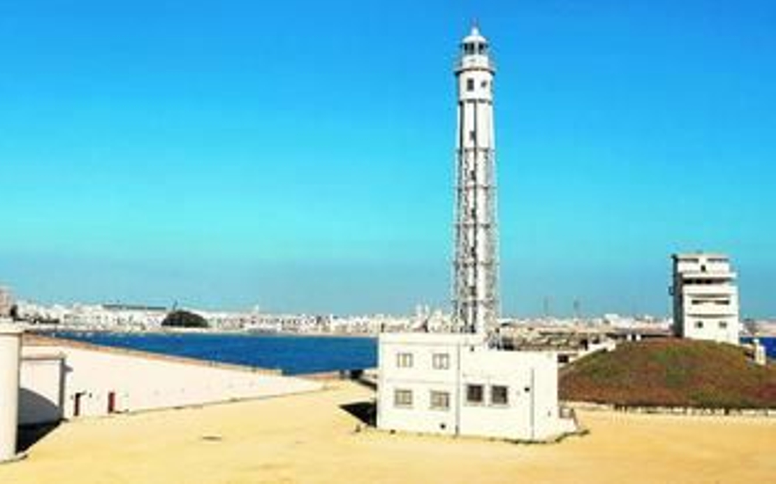 Interior del faro de San Sebastián con una lente a la derecha.