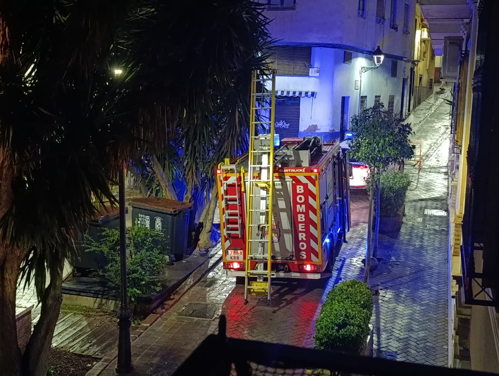 Bomberos de Jaén en la plaza de San Agustín para intervenir por los problemas ocasionados por el viento.
