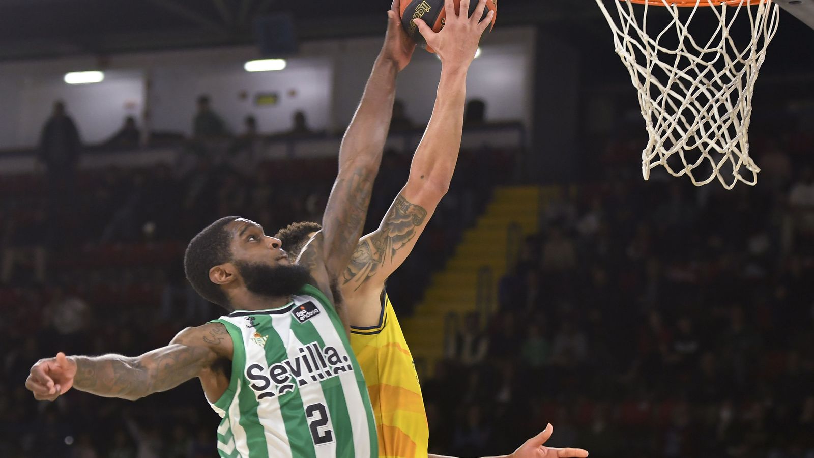 BJ Johnson trata de taponar a AJ Slaughter.