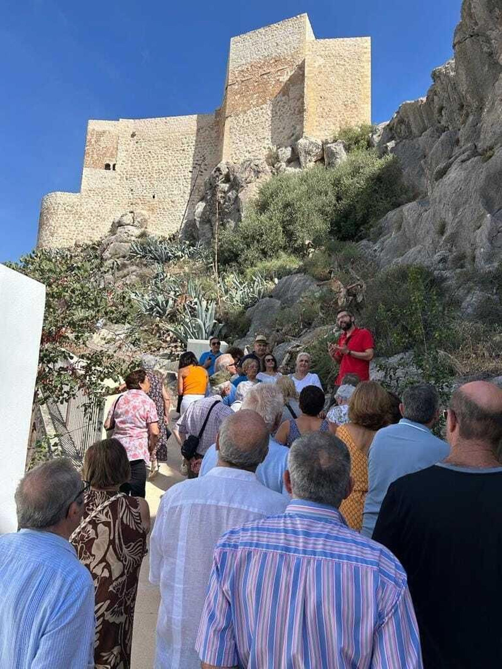 Los visitantes, a los pies de la fortaleza. Los visitantes, a los pies de la fortaleza.