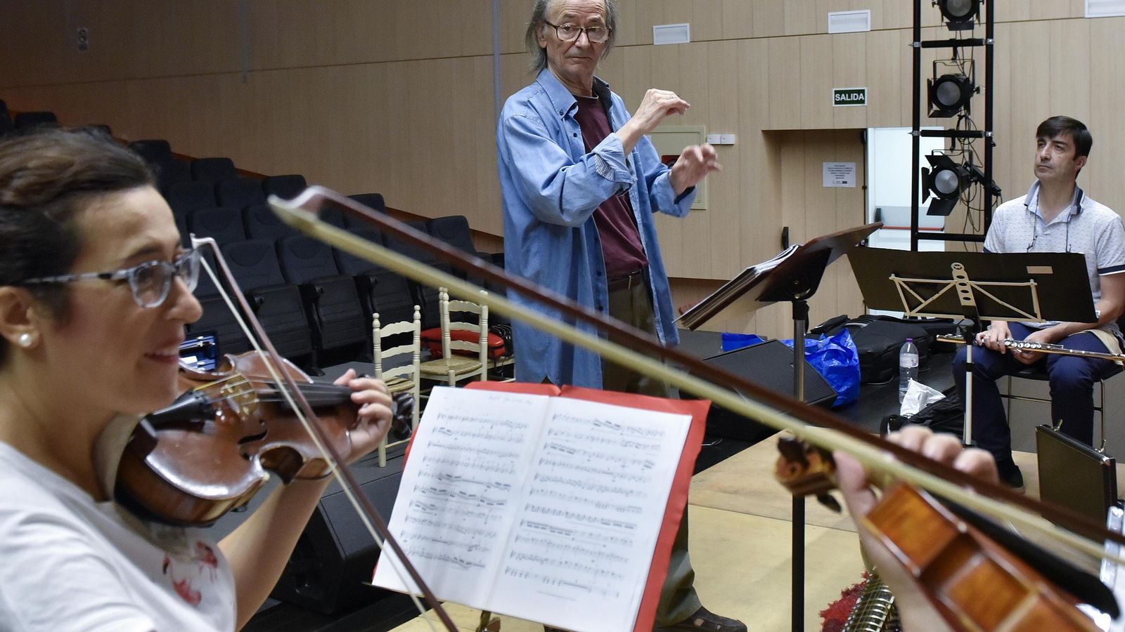 Gualberto,  en el auditorio de la Factoría Cultural del Polígono Sur durante un ensayo de la 'Suite flamenca en Re'.