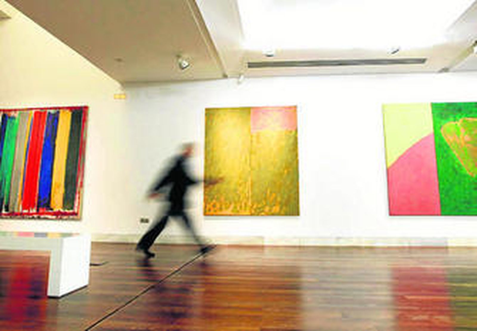 Un visitante recorre la muestra 'Figuras de la abstracción'.