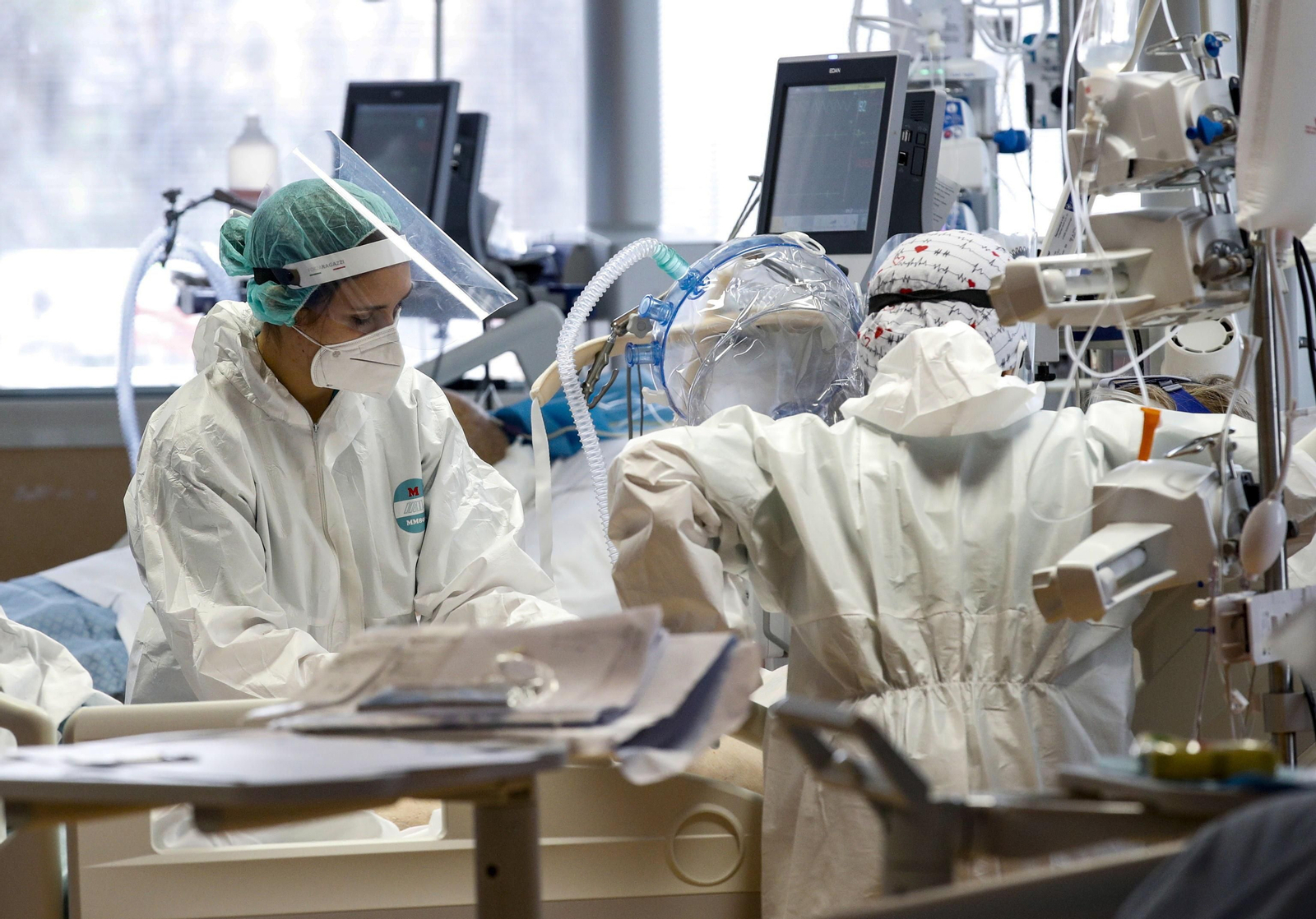 Una sanitaria en una UCI con un enfermo de Covid