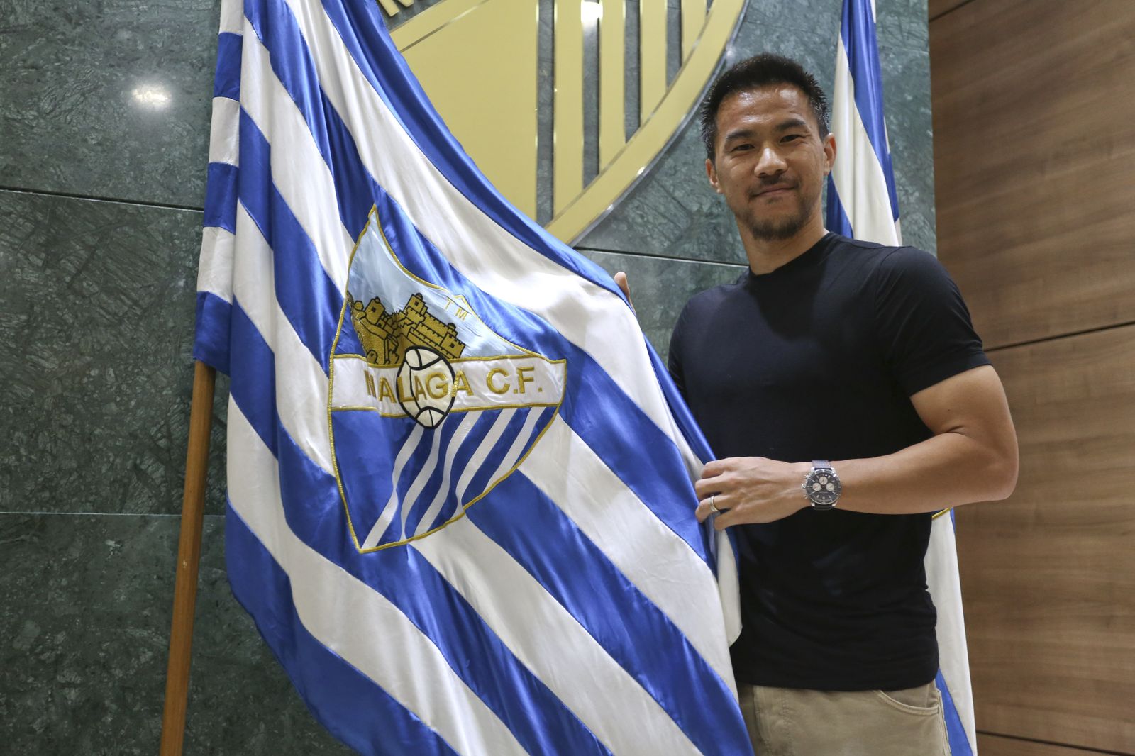 Las fotos de la presentación de Okazaki con el Málaga CF