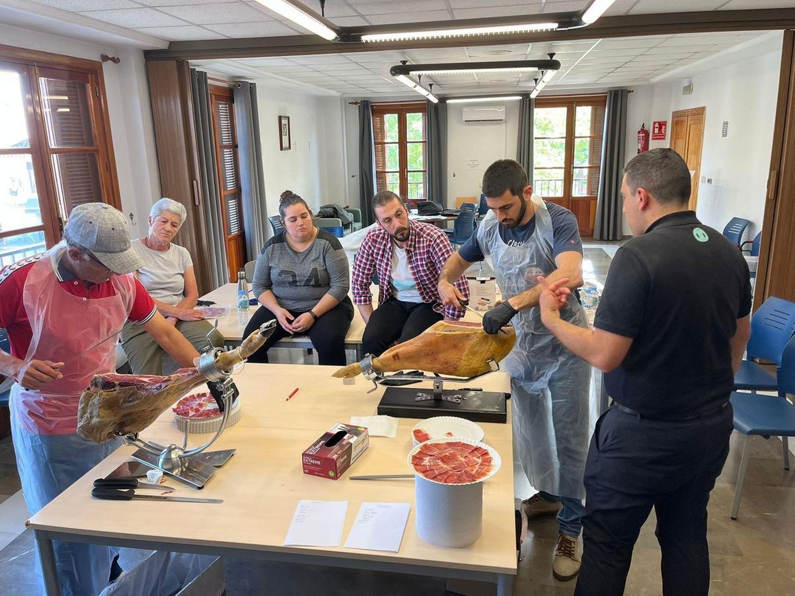 Imagen de una de las clases de cortar jamón celebrada en Fuente Vaqueros