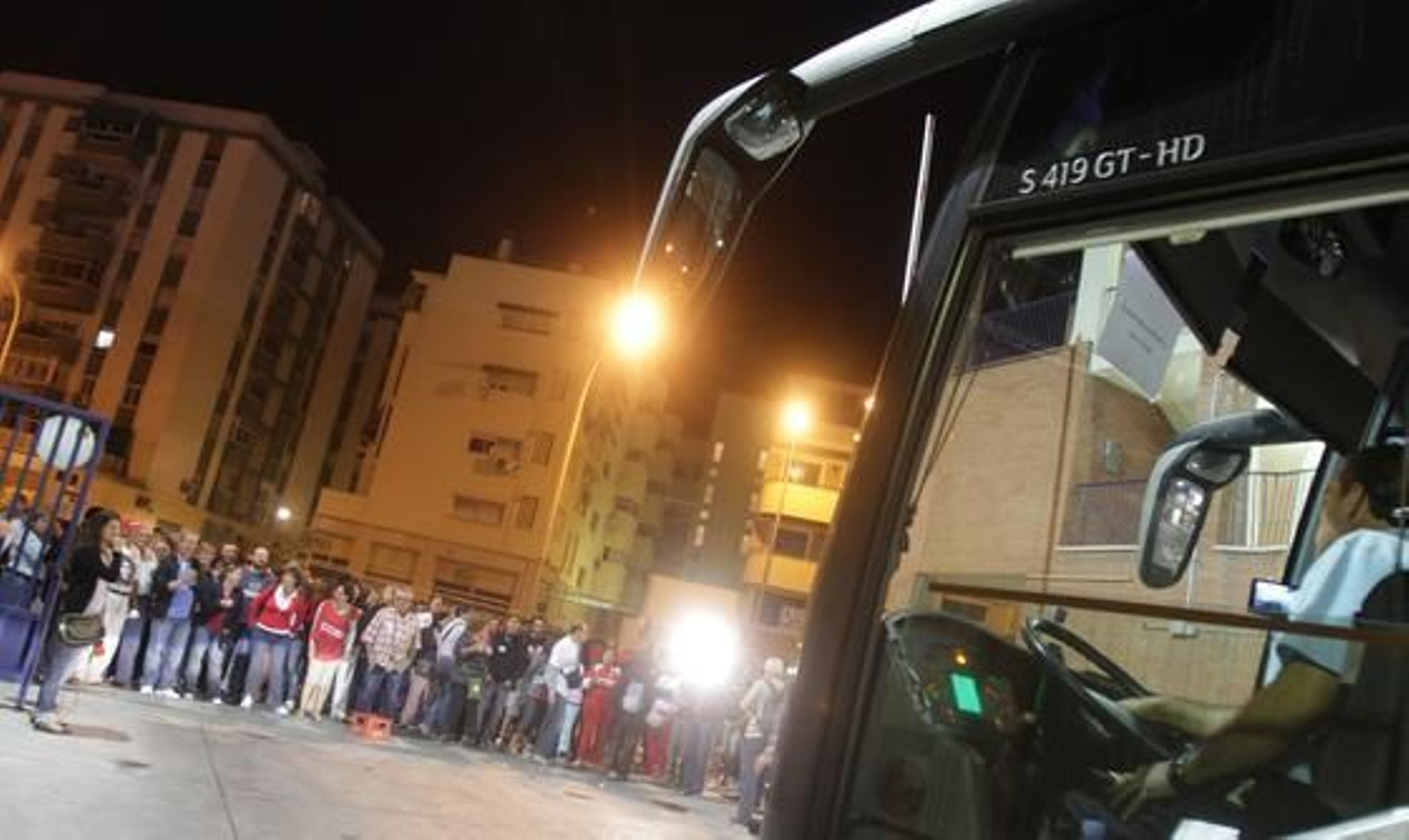 El autobús con destino a Alicante y Cataluña no puede viajar porque los piquetes lo impiden.

Foto: Yolanda Montiel