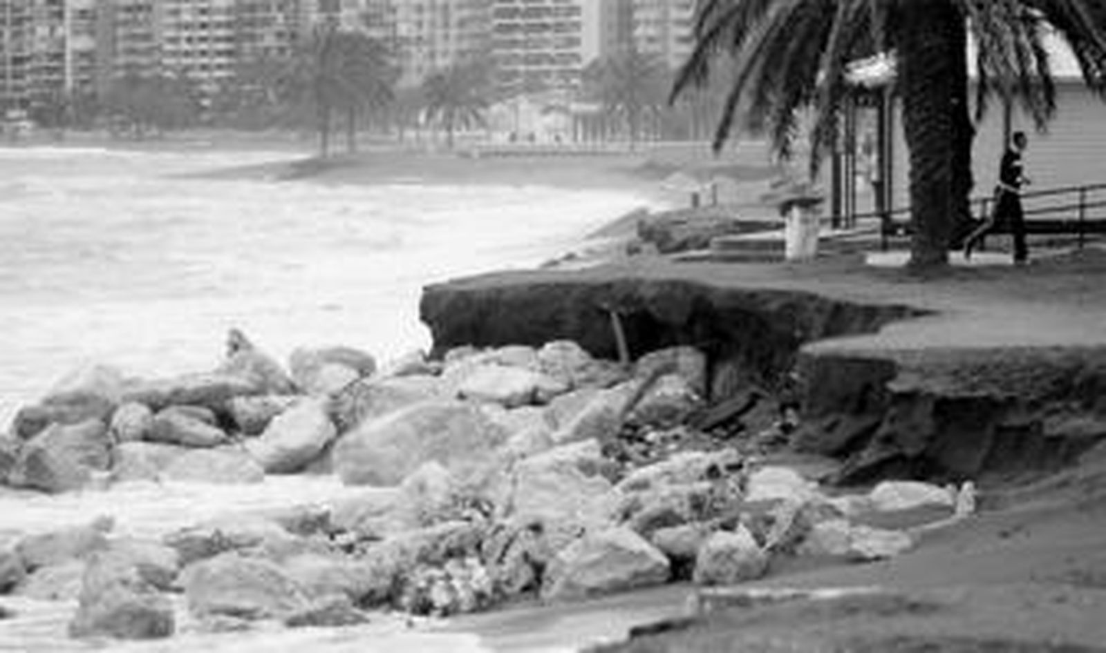 Efectos del temporal en la playa de La Caleta, en Málaga capital.
