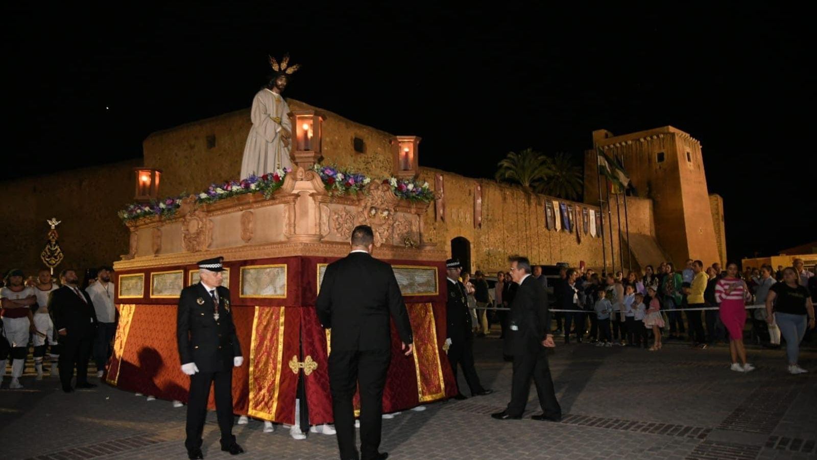 La procesión a su paso junto al castillo de Cuevas.