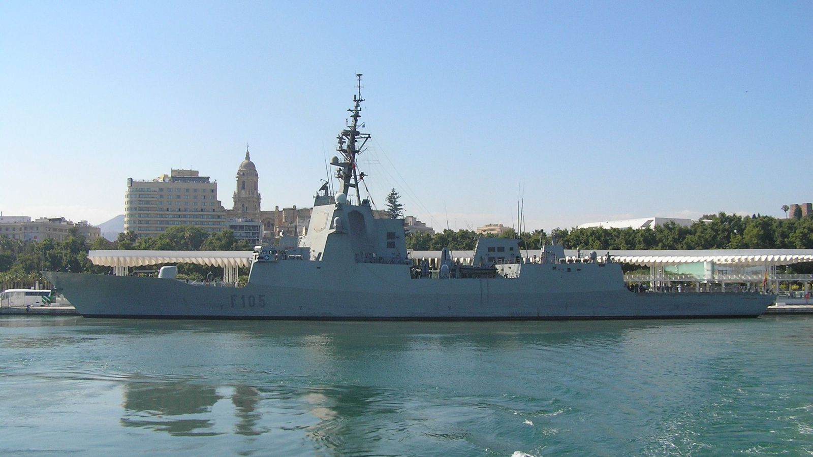 Fragata 'Cristóbal Colón' F-105 en uno de sus atraques malagueños
